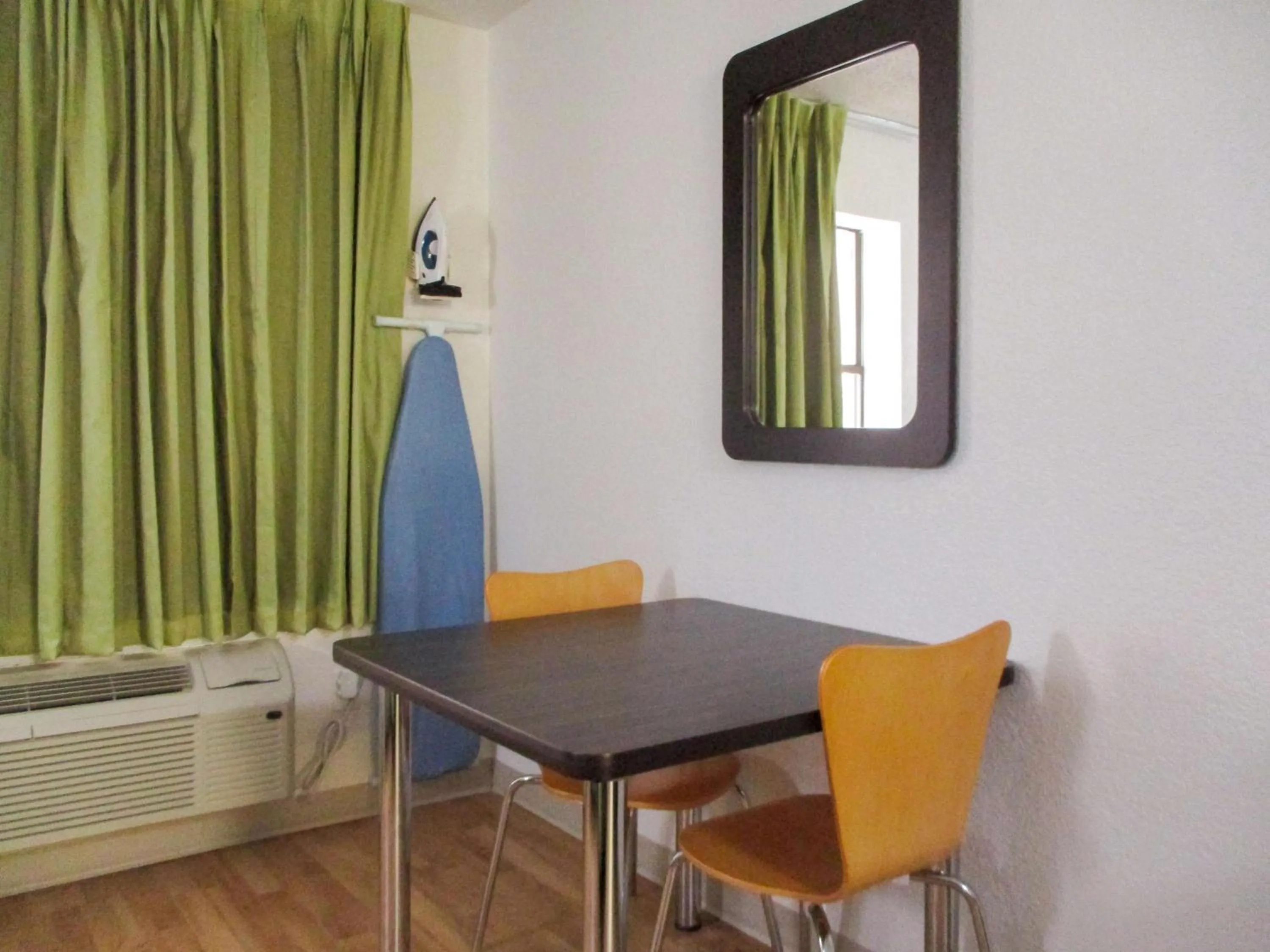 Photo of the whole room in Studio 6-Luling, LA