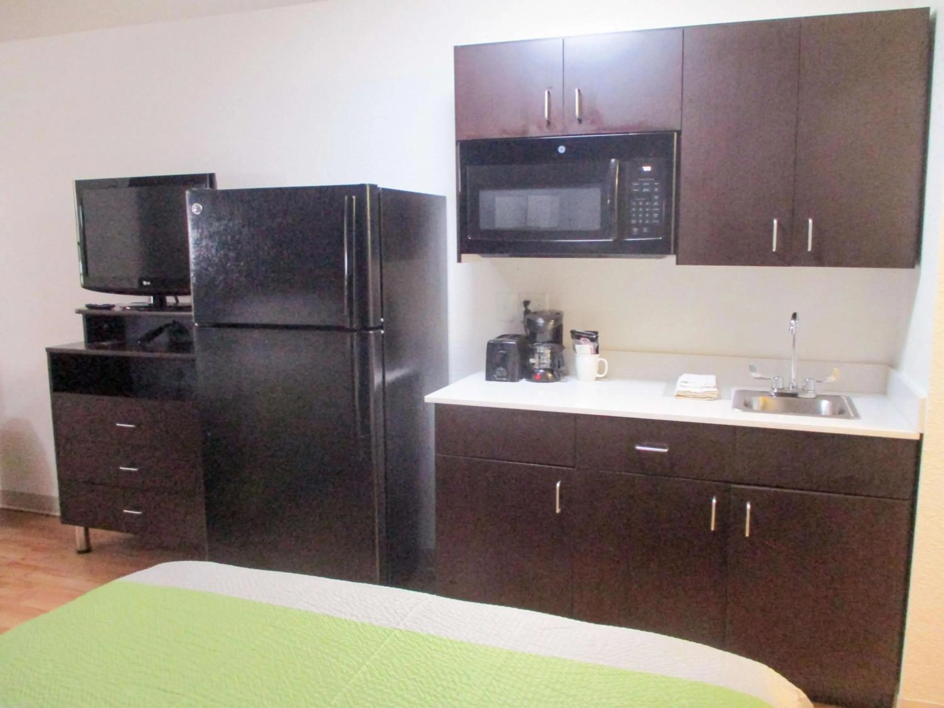 Photo of the whole room in Studio 6-Luling, LA