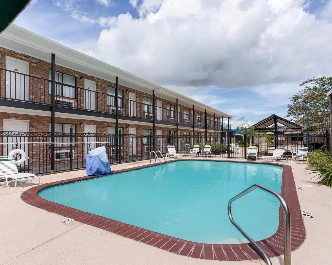 Swimming pool in Studio 6-Luling, LA