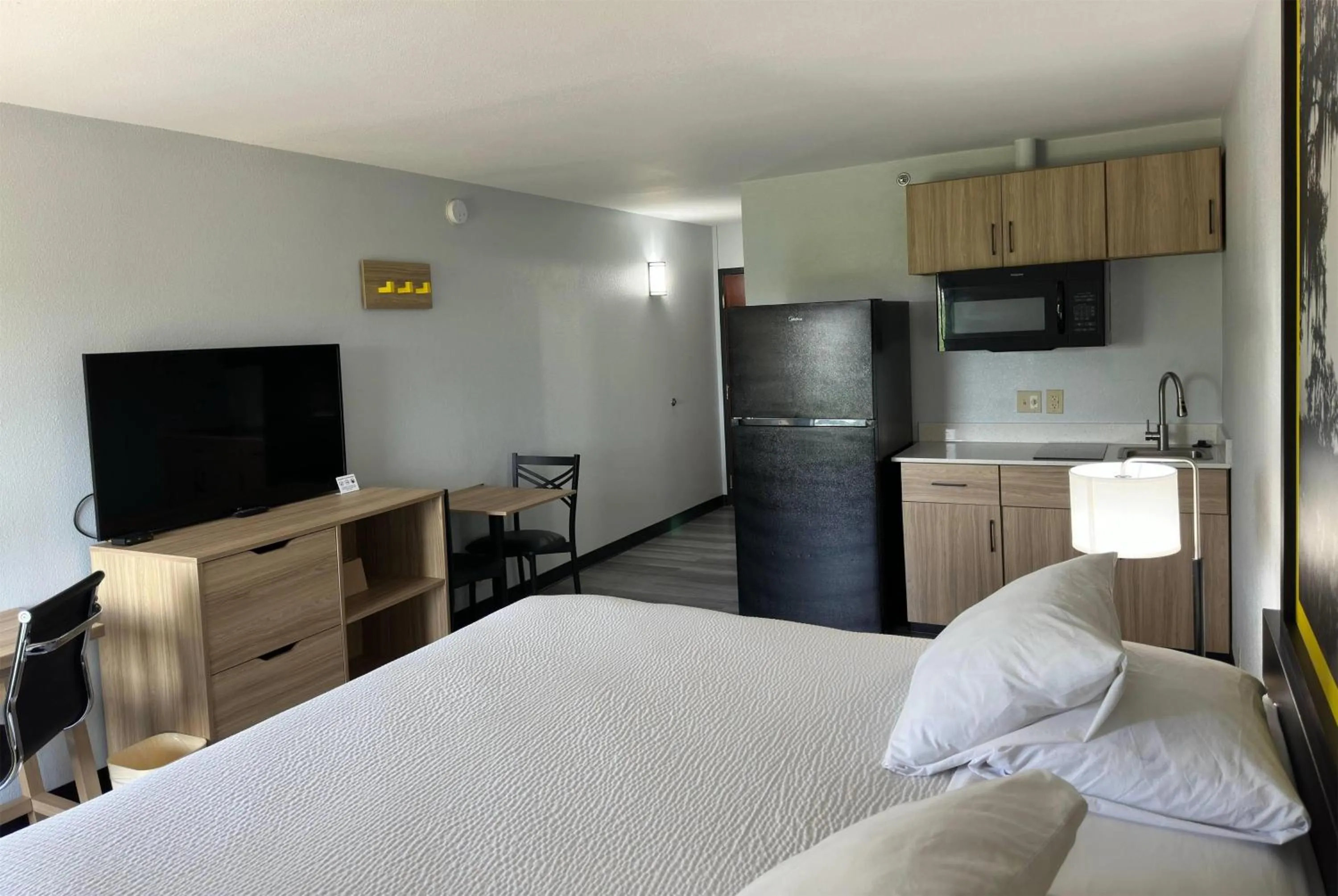 Photo of the whole room, Bed in Super 8 by Wyndham Alexandria LA