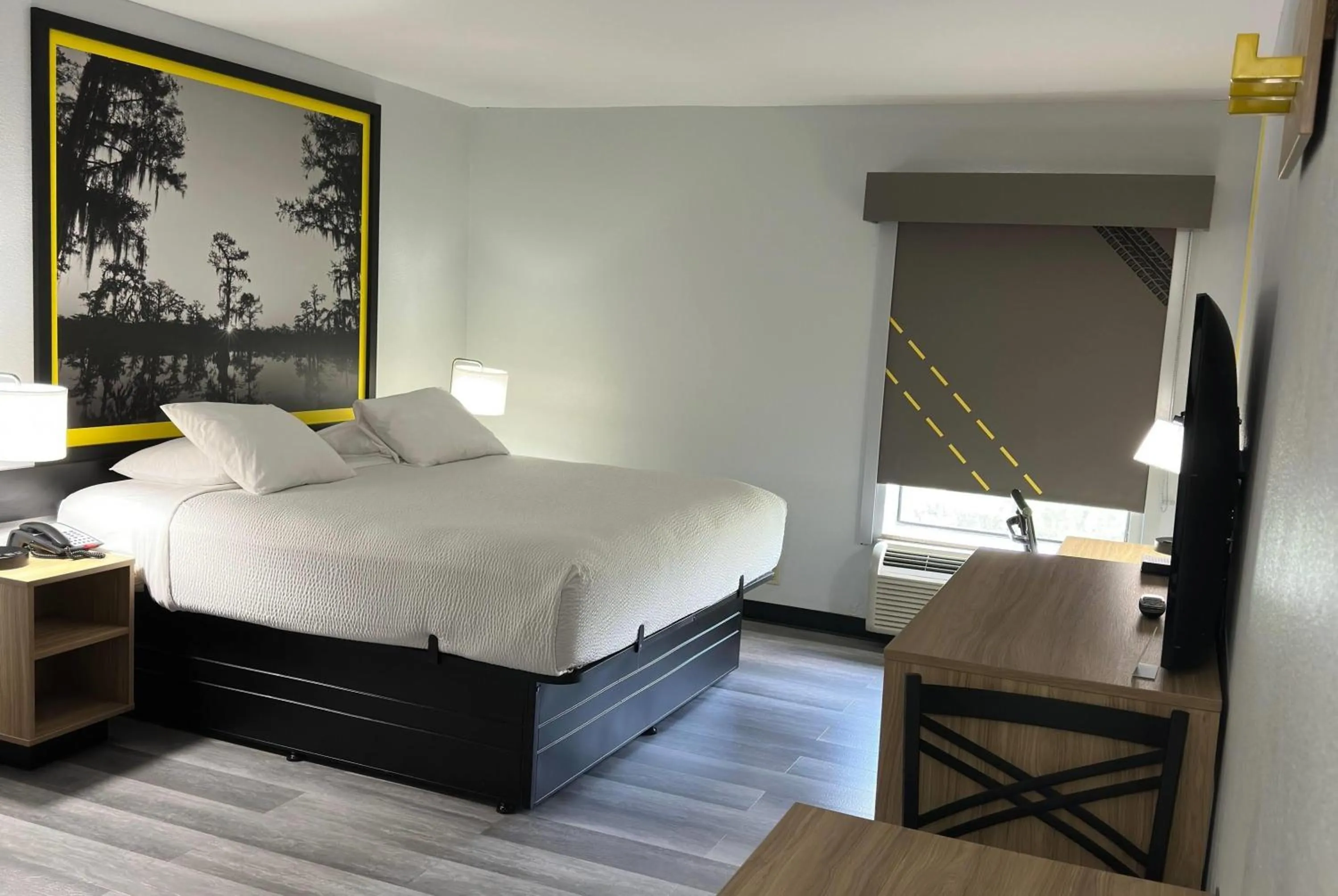 Photo of the whole room, Bed in Super 8 by Wyndham Alexandria LA