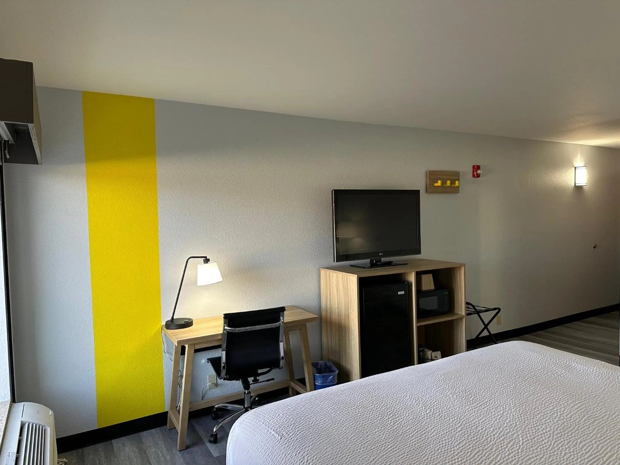 TV and multimedia, Bed in Super 8 by Wyndham Alexandria LA