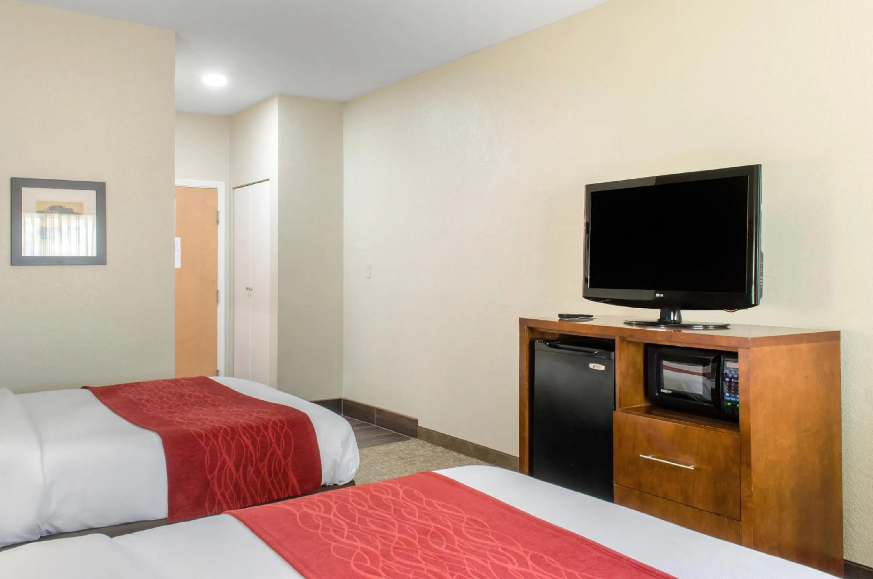 TV and multimedia, Bed in Comfort Inn & Suites Covington - Mandeville