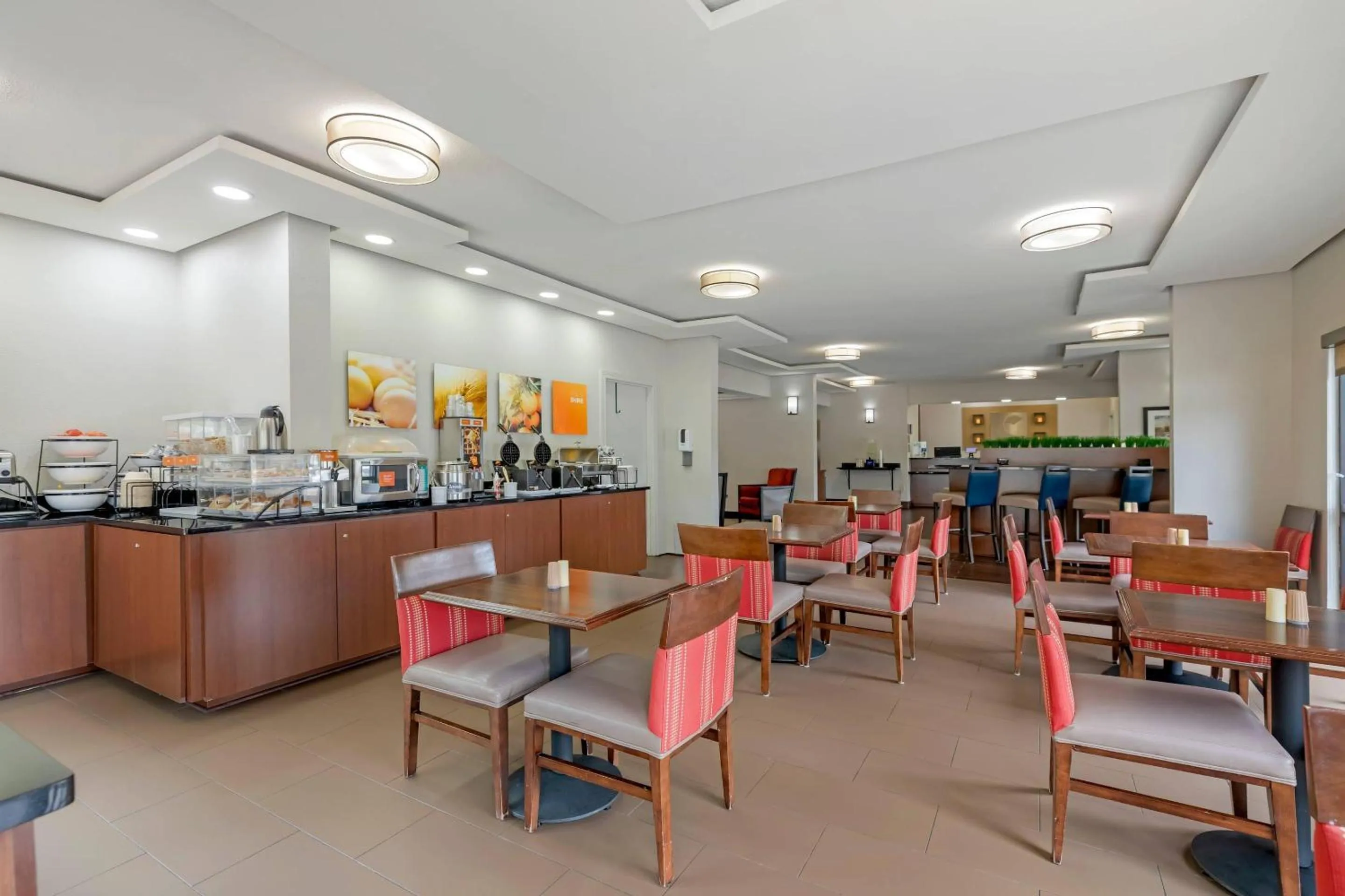 Breakfast in Comfort Inn & Suites Covington - Mandeville