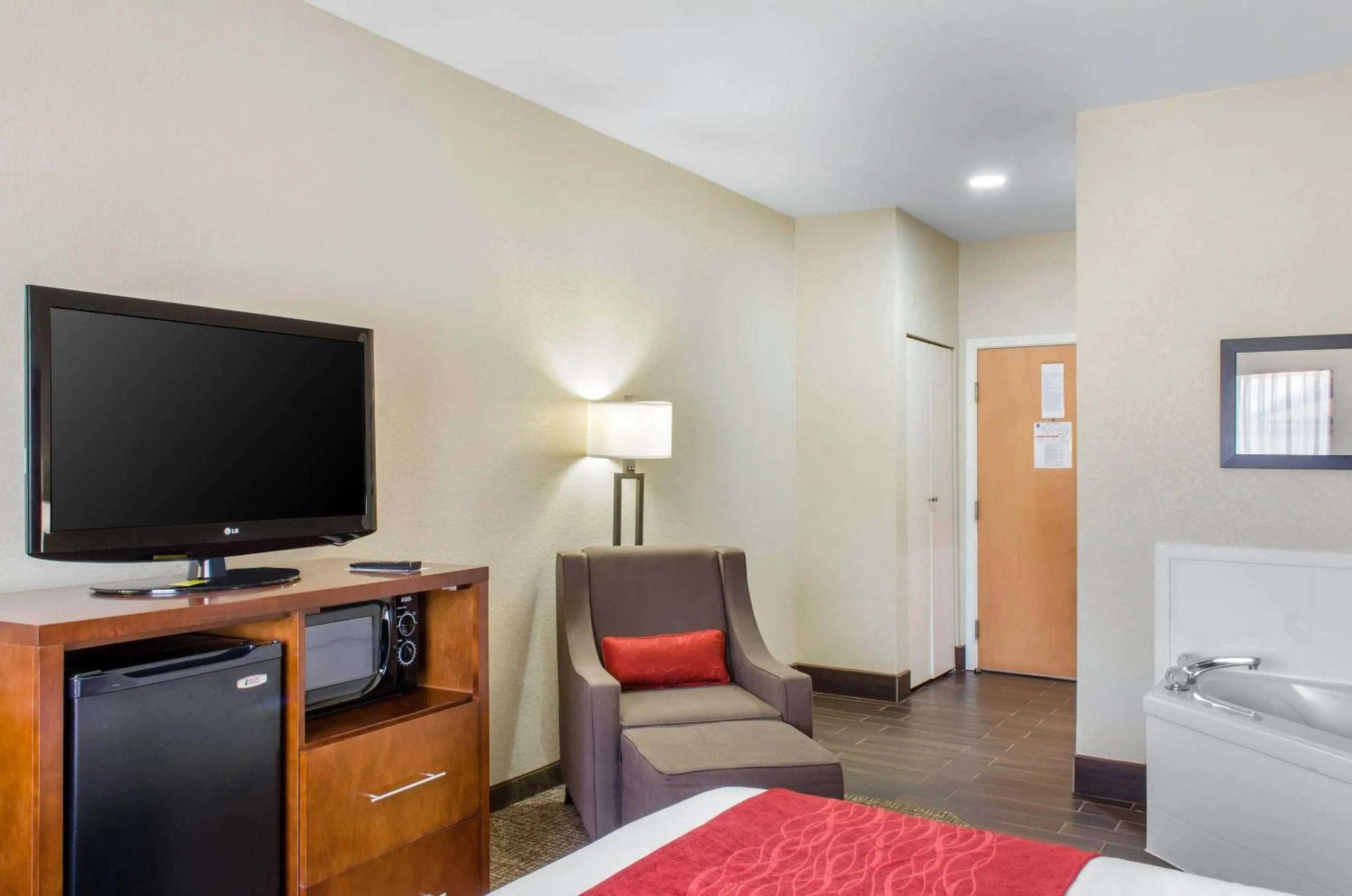 Bedroom, Bed in Comfort Inn & Suites Covington - Mandeville