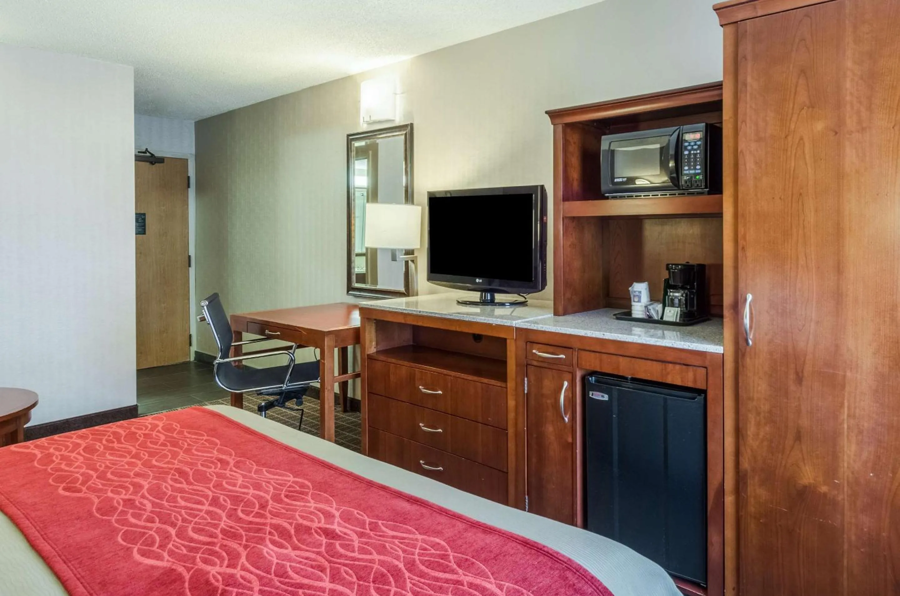 Bedroom, Bed in Comfort Inn & Suites West Springfield