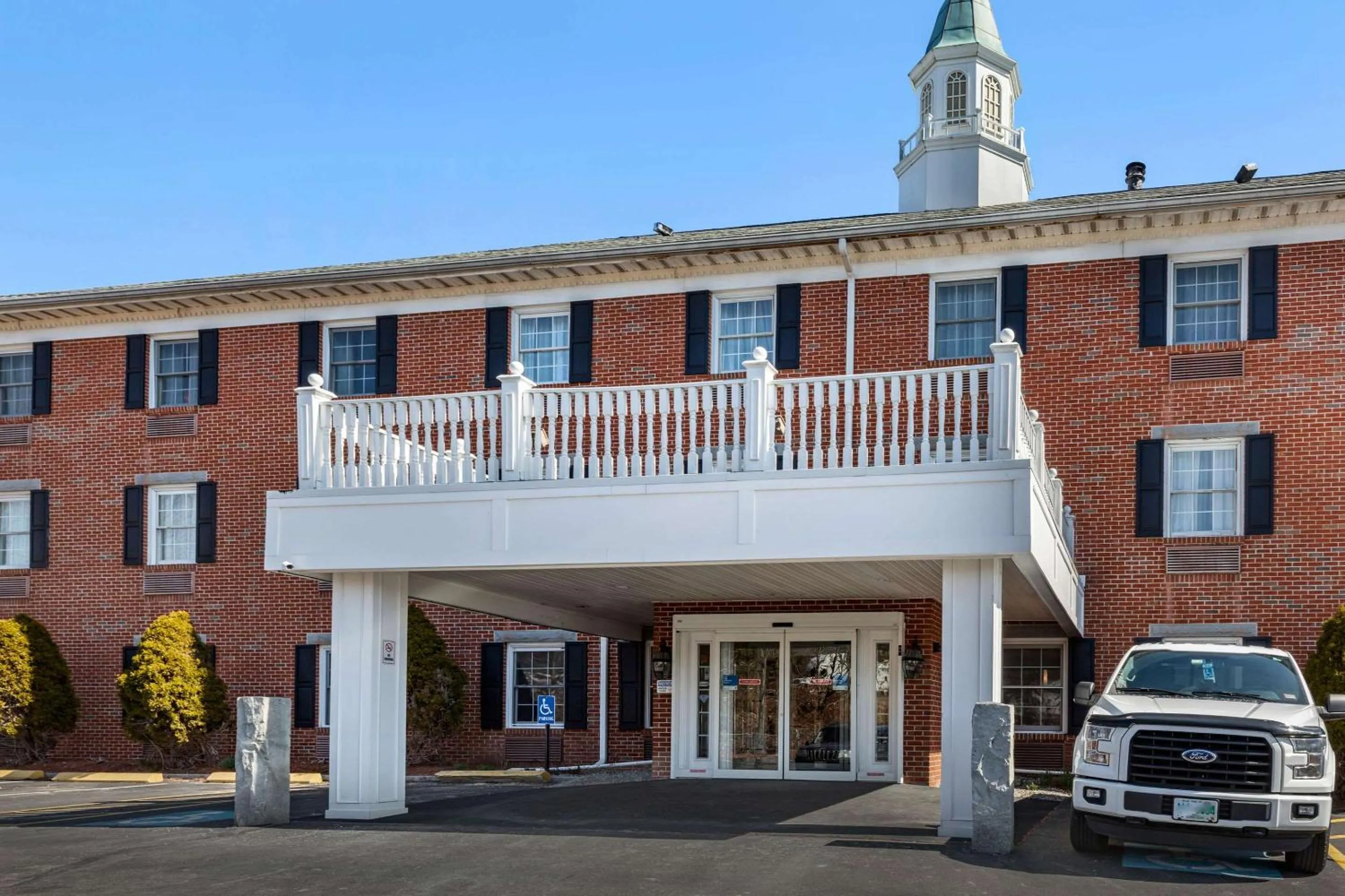 Property building in Comfort Inn Auburn-Worcester
