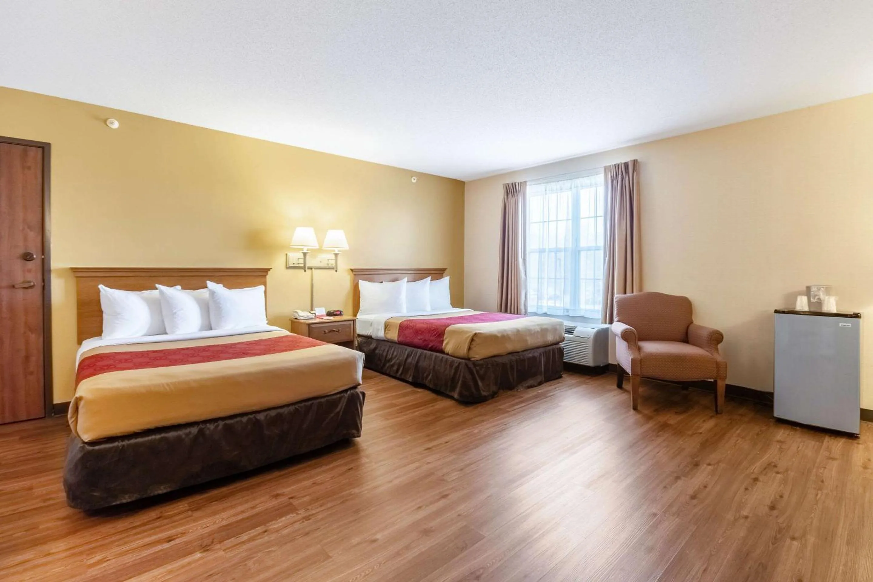 Photo of the whole room, Room Photo in Econo Lodge Hadley near University