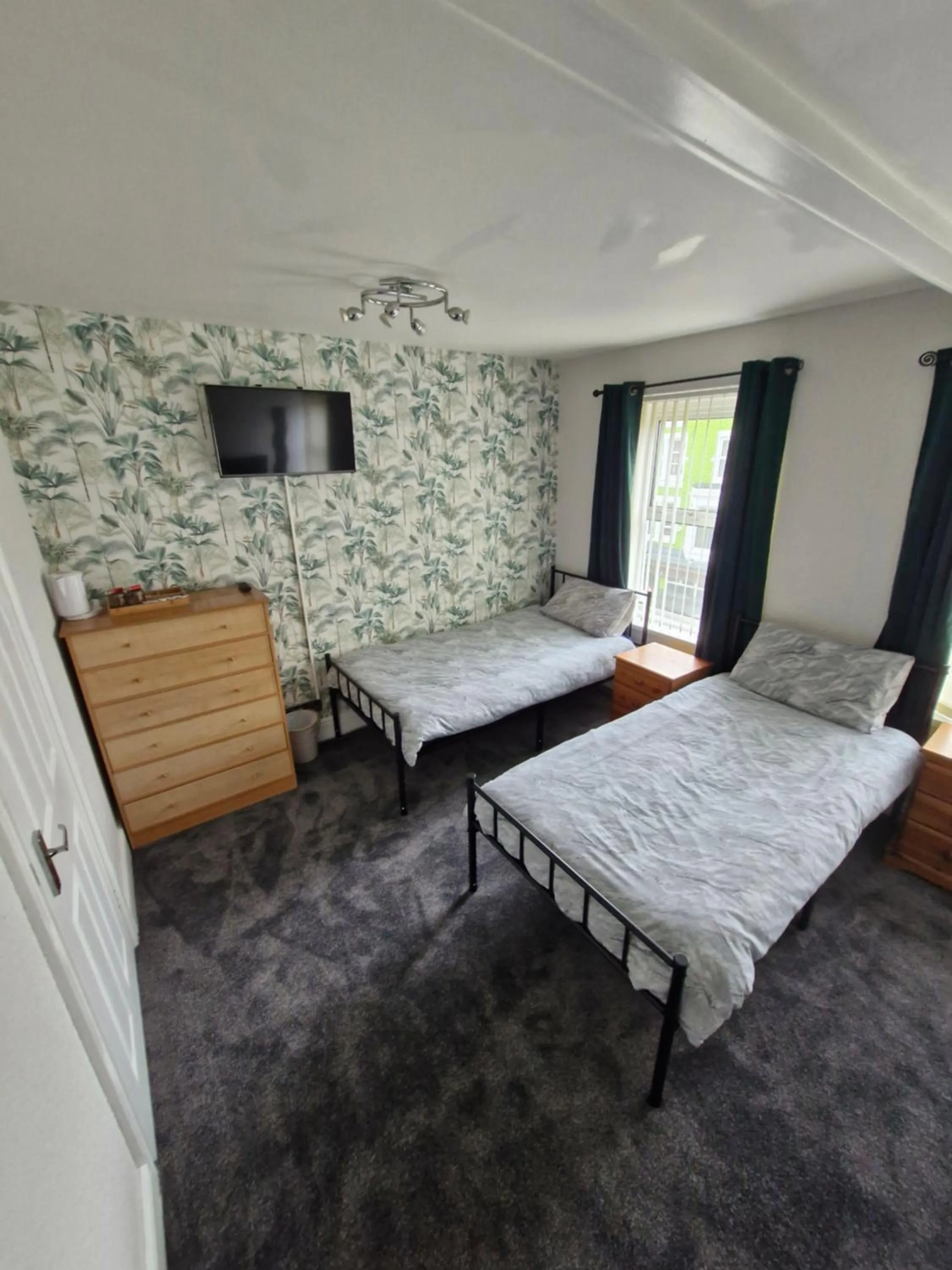 Family, Bed in The Clevedon