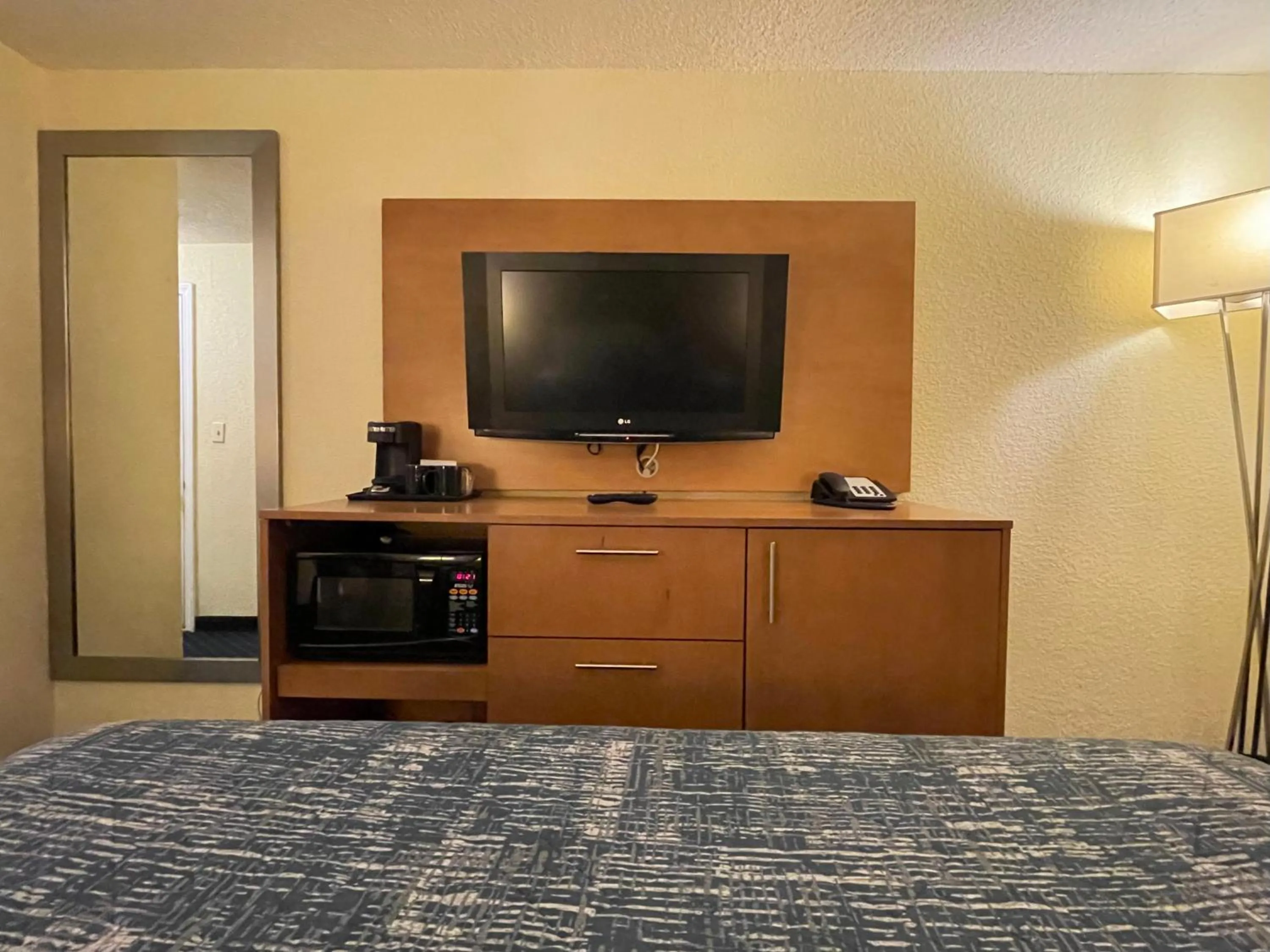 TV and multimedia, Bed in Lakeside Inn