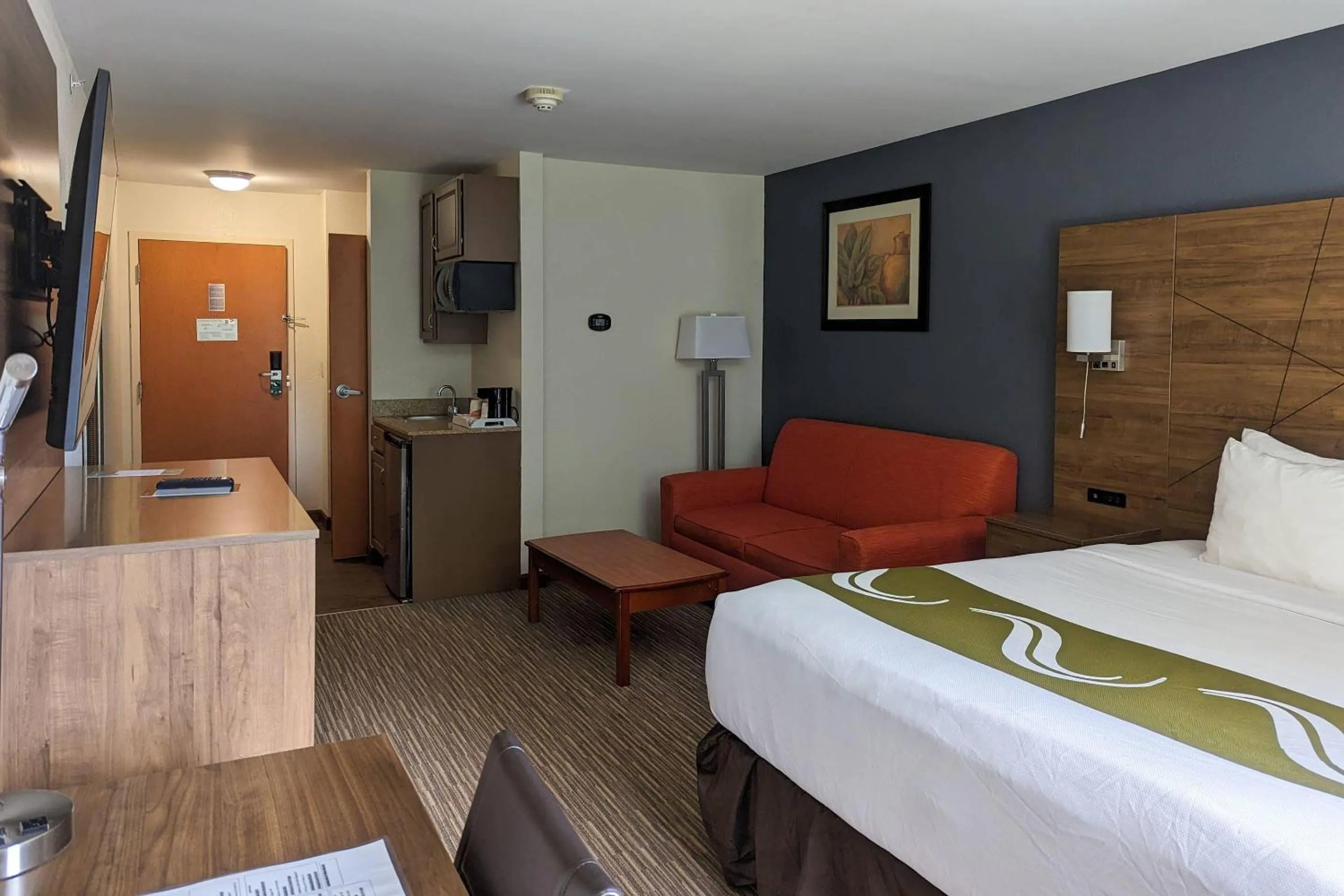 Bedroom, Bed in Quality Inn & Suites Northampton - Amherst