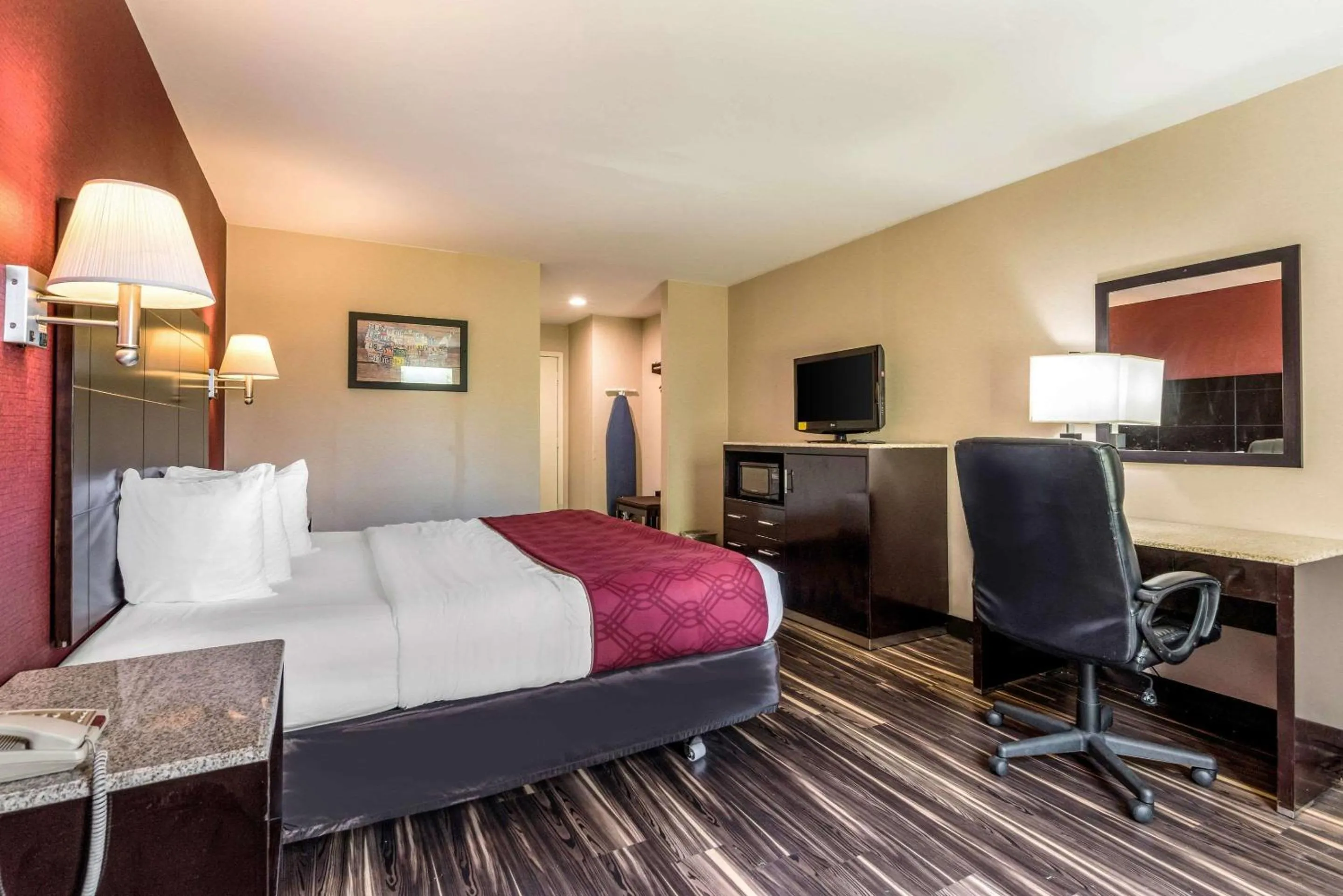 Bedroom, Bed in Econo Lodge Pocomoke City Hwy 13