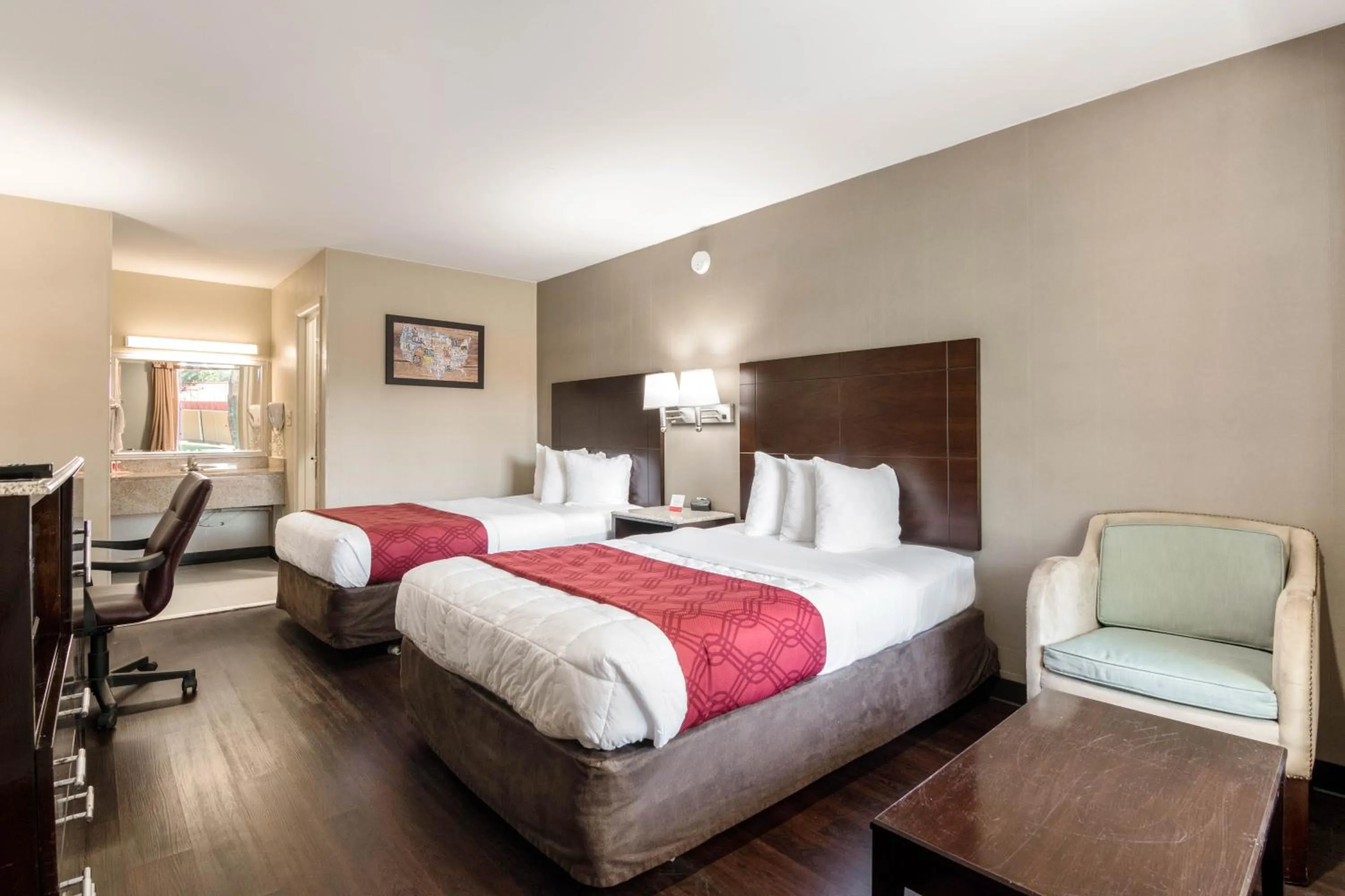 Bed in Econo Lodge Pocomoke City Hwy 13