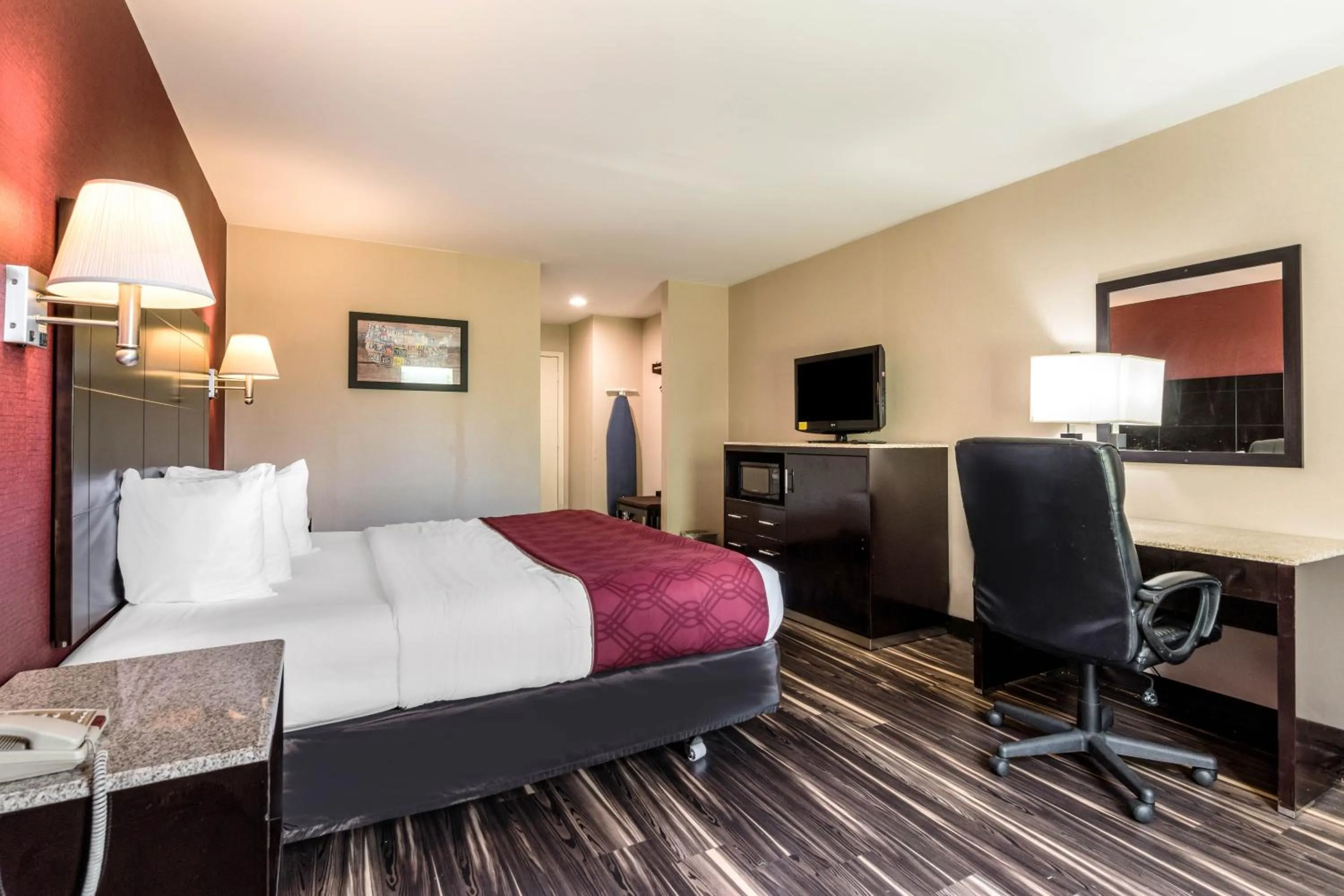 Bedroom, Bed in Econo Lodge Pocomoke City Hwy 13