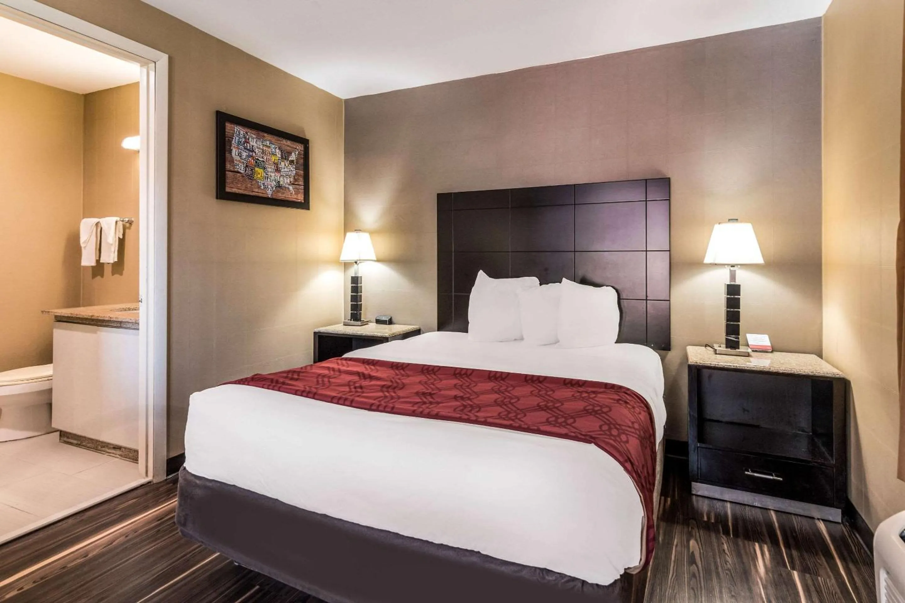 Bedroom, Bed in Econo Lodge Pocomoke City Hwy 13