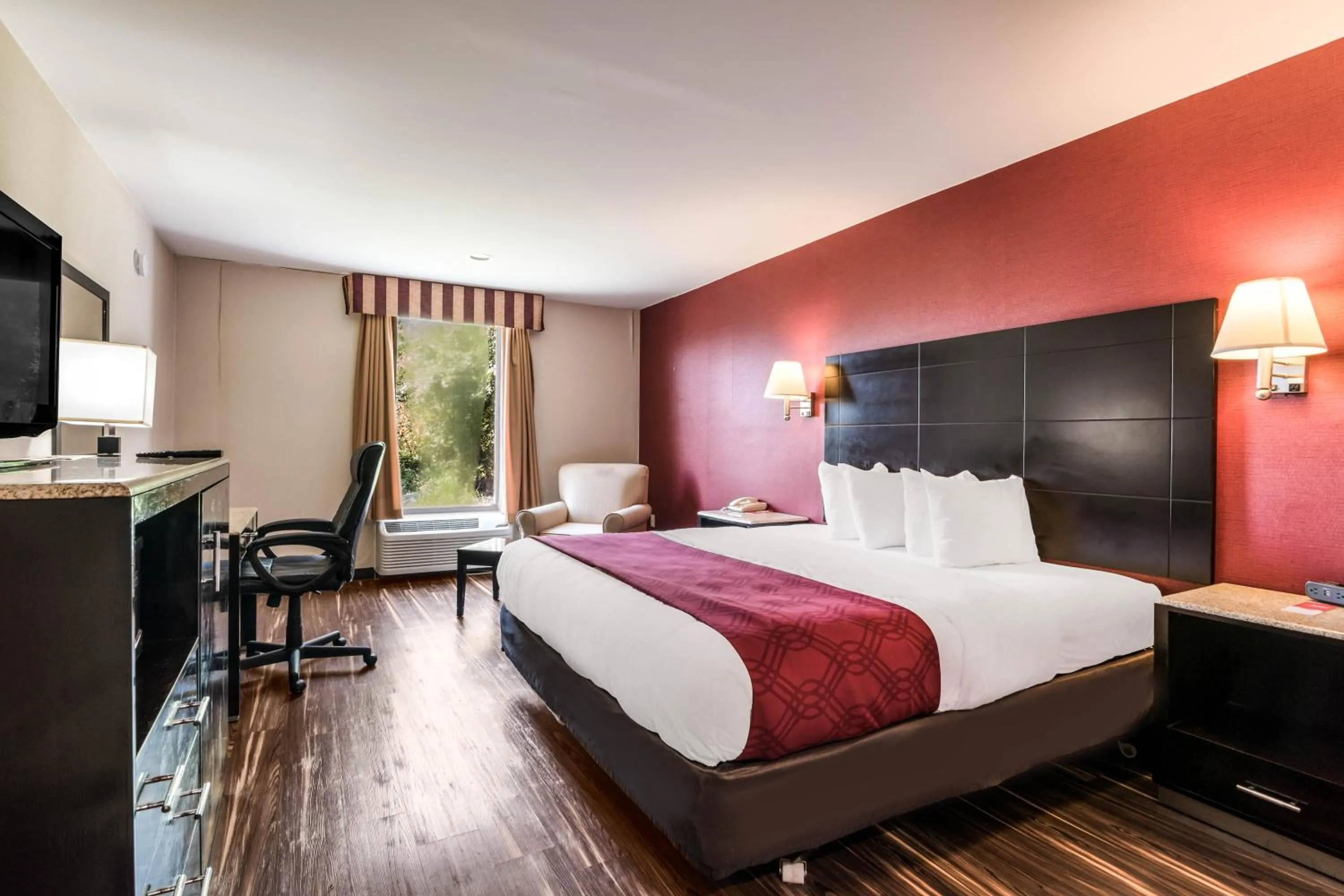 Bed in Econo Lodge Pocomoke City Hwy 13