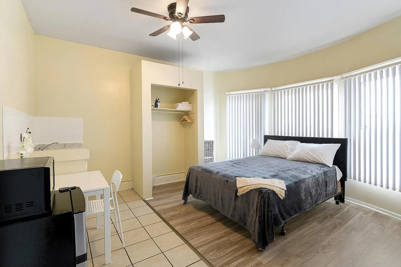 Bed in Pads on Pasadena Ave