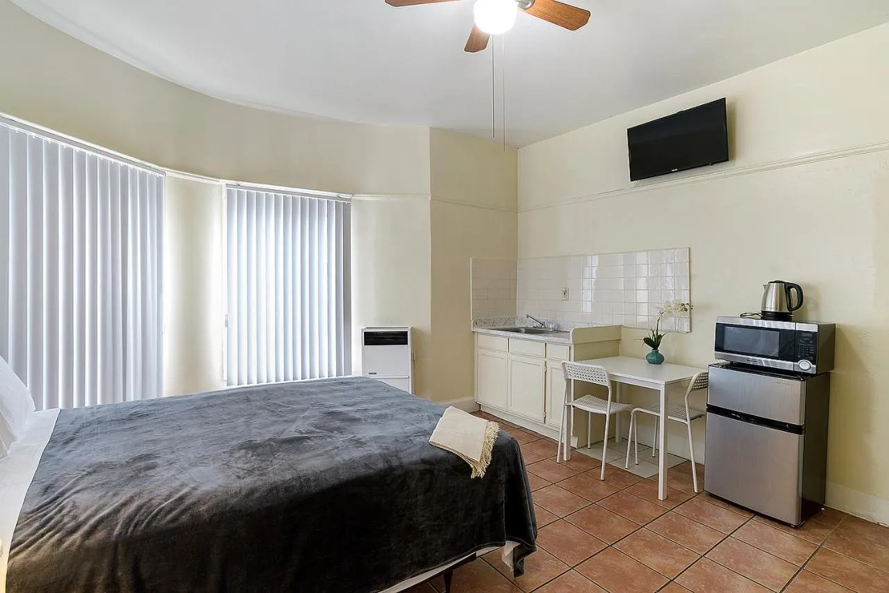 Bed in Pads on Pasadena Ave