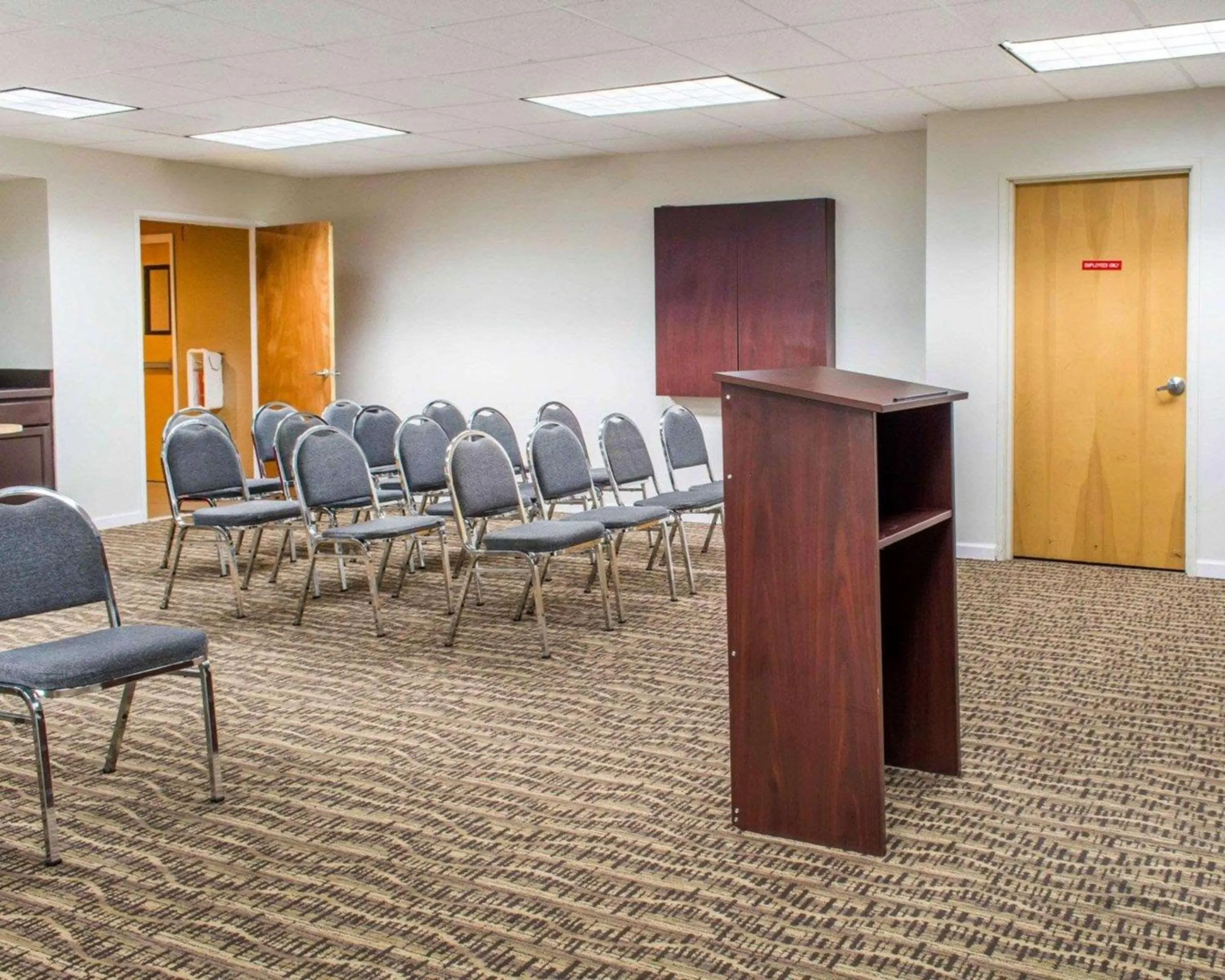 Meeting/conference room in Quality Suites Waldorf