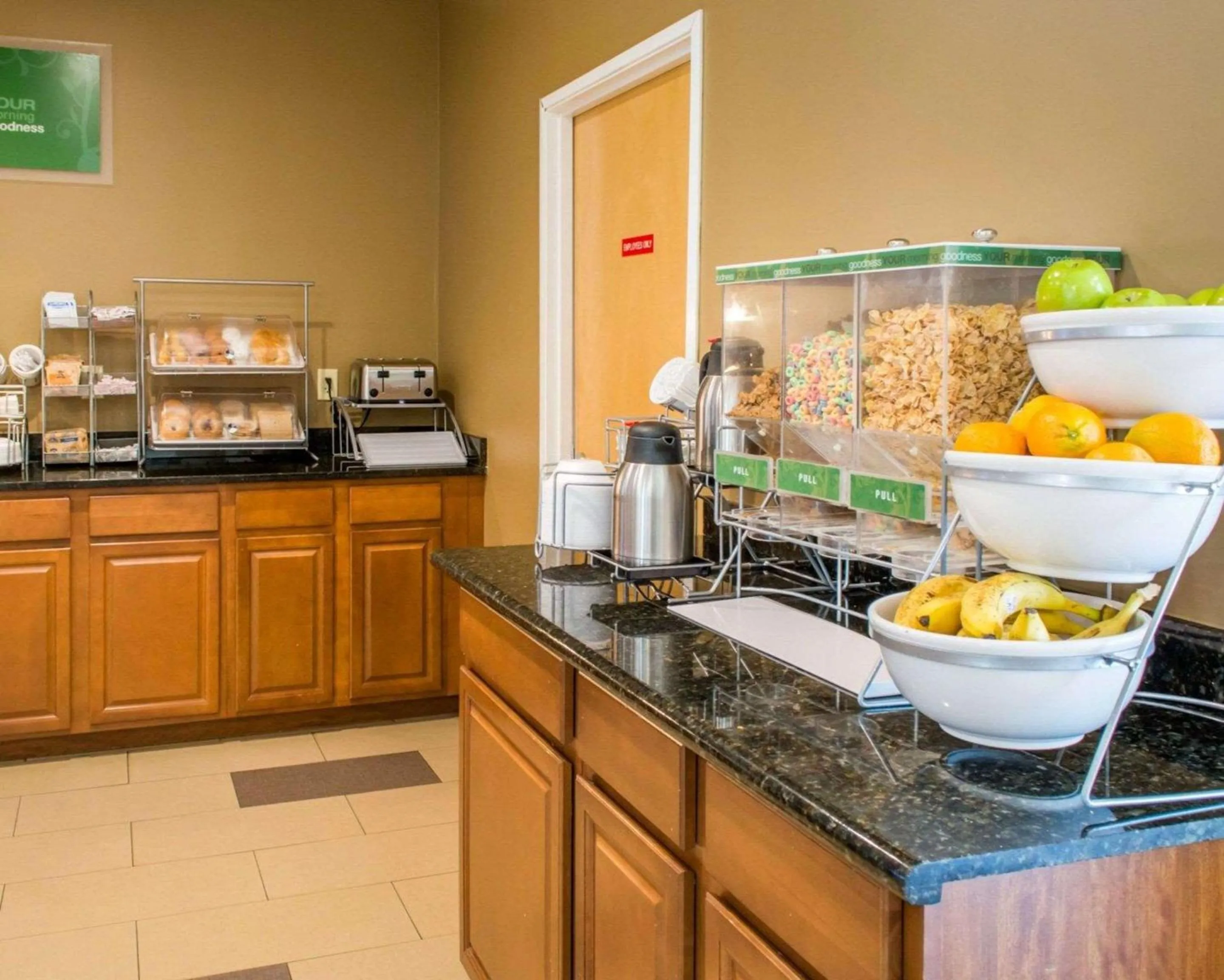 Breakfast in Quality Suites Waldorf