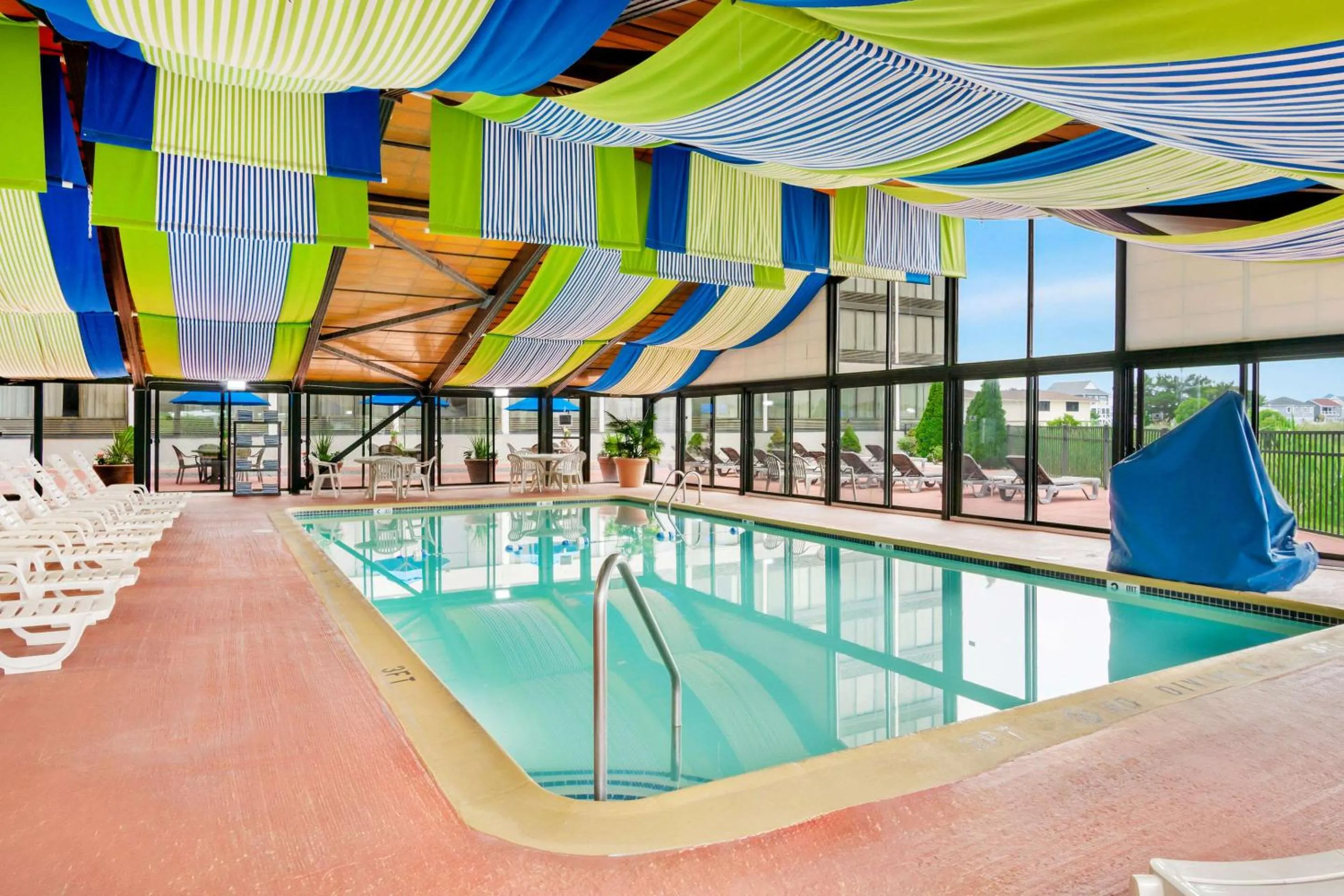 Swimming pool in Comfort Inn Gold Coast