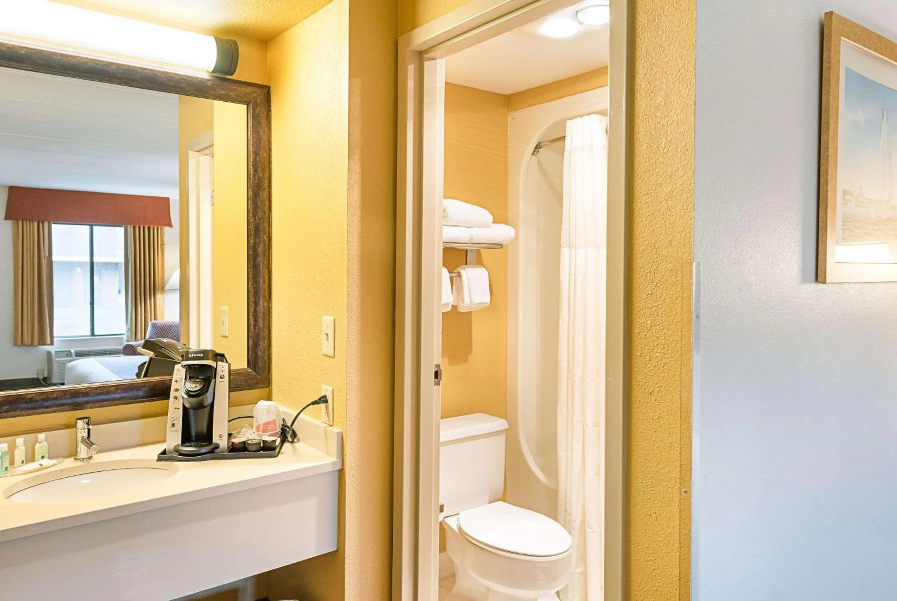 Photo of the whole room in Quality Inn Easton