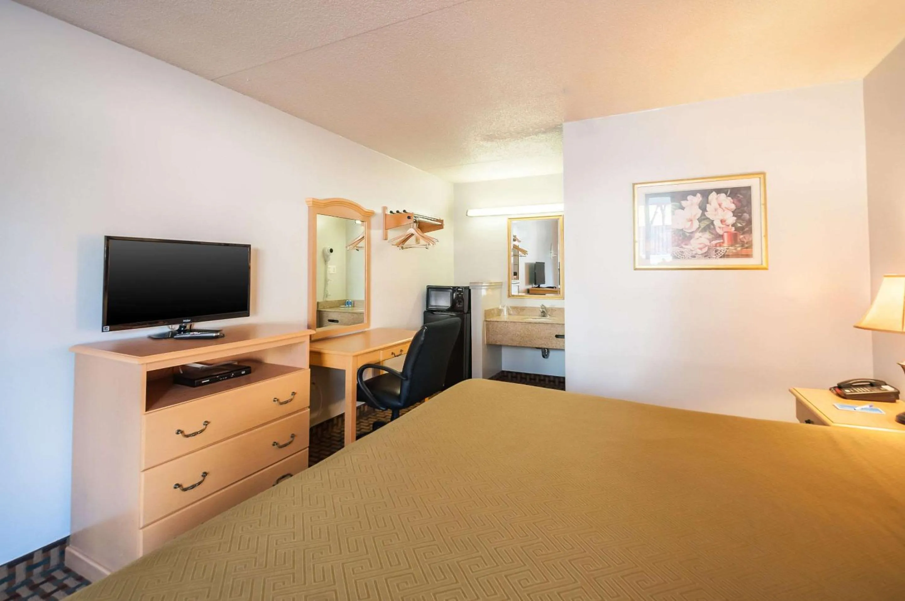 Photo of the whole room, Bed in Econo Lodge Elkridge near Arundel Mills