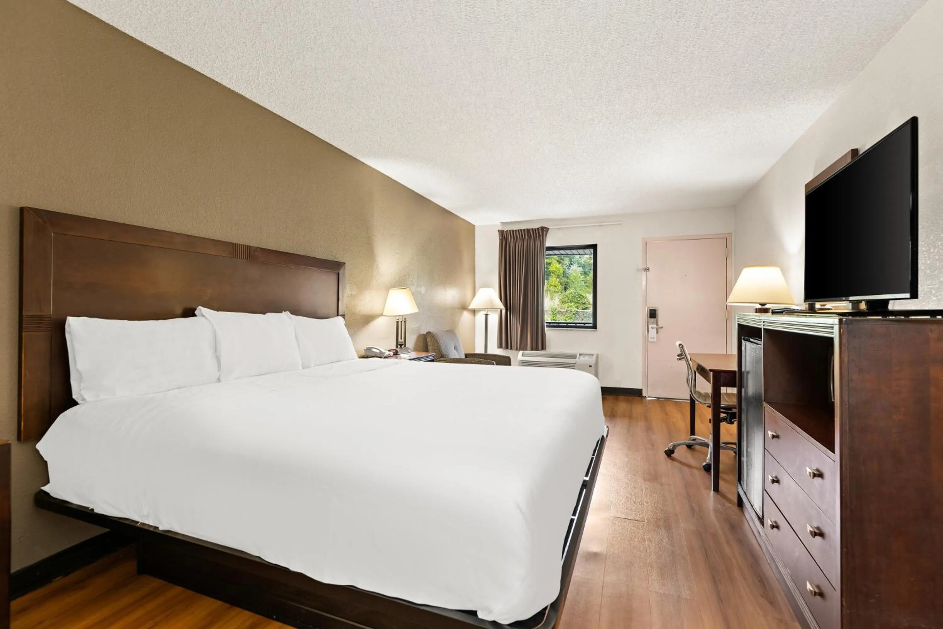 Bed in Americas Best Value Inn Laurel