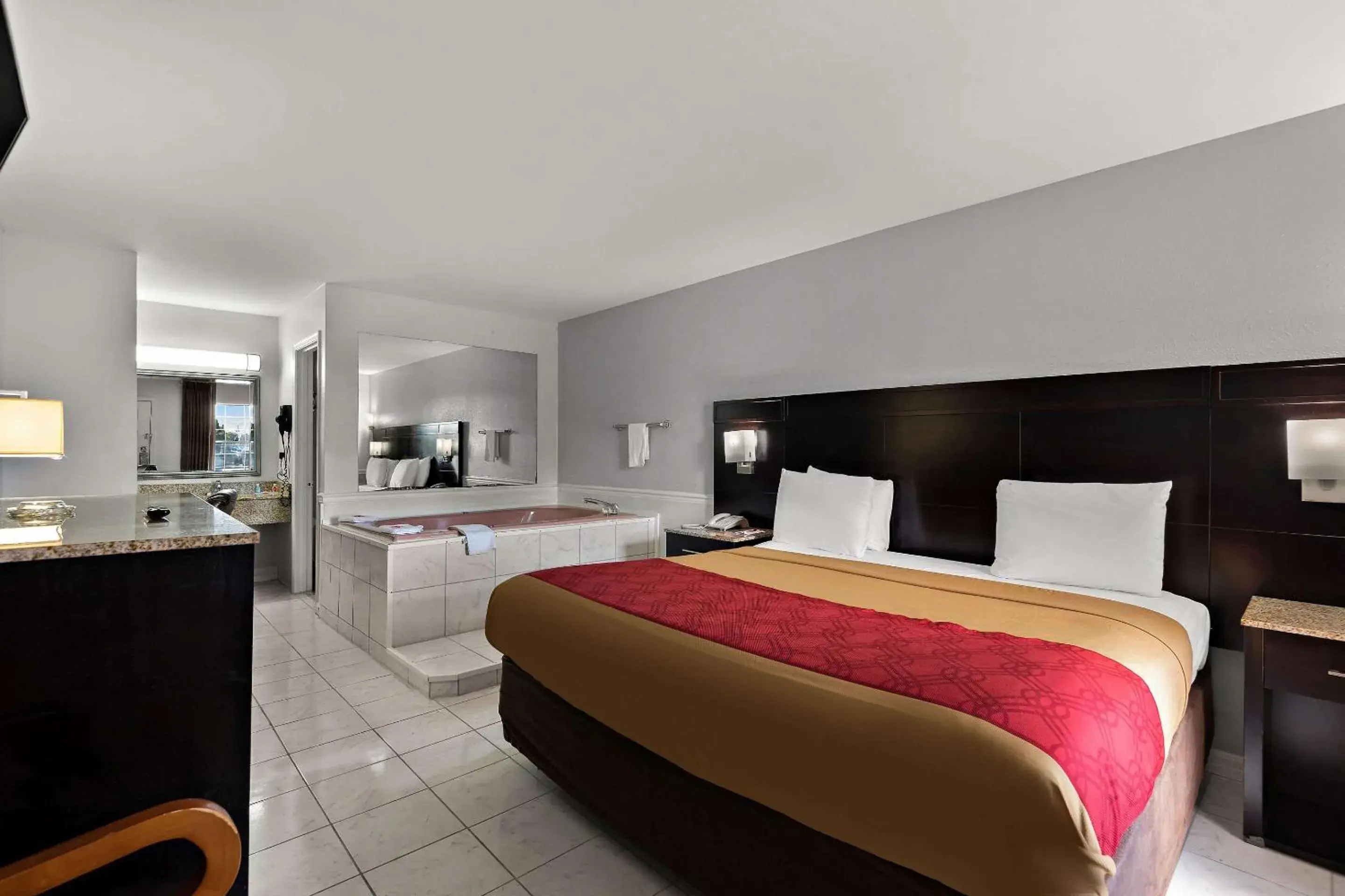 King Room - Smoking in Econo Lodge Princess Anne King Room - Smoking in Econo Lodge Princess Anne