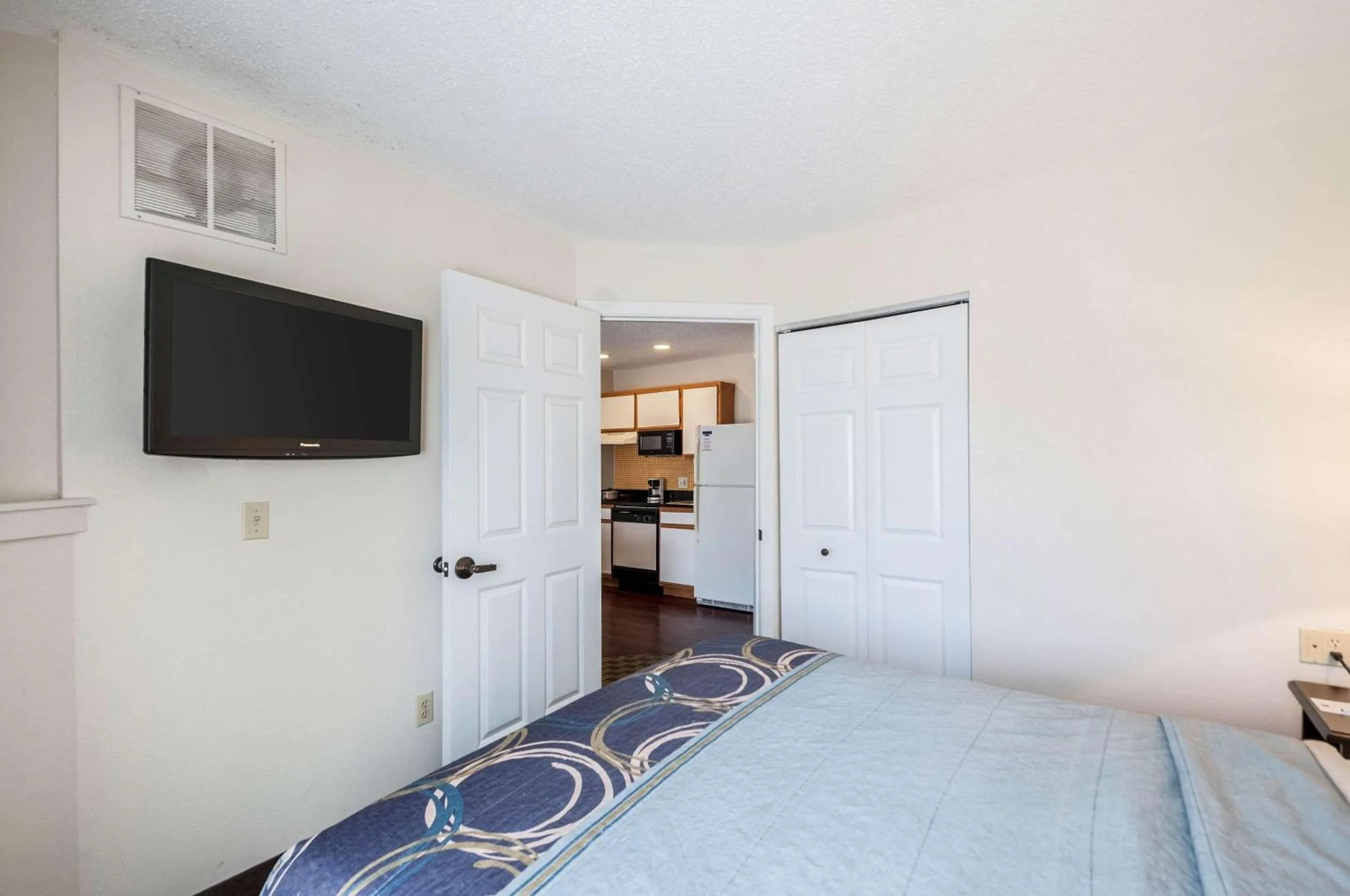 Photo of the whole room in MainStay Suites Frederick