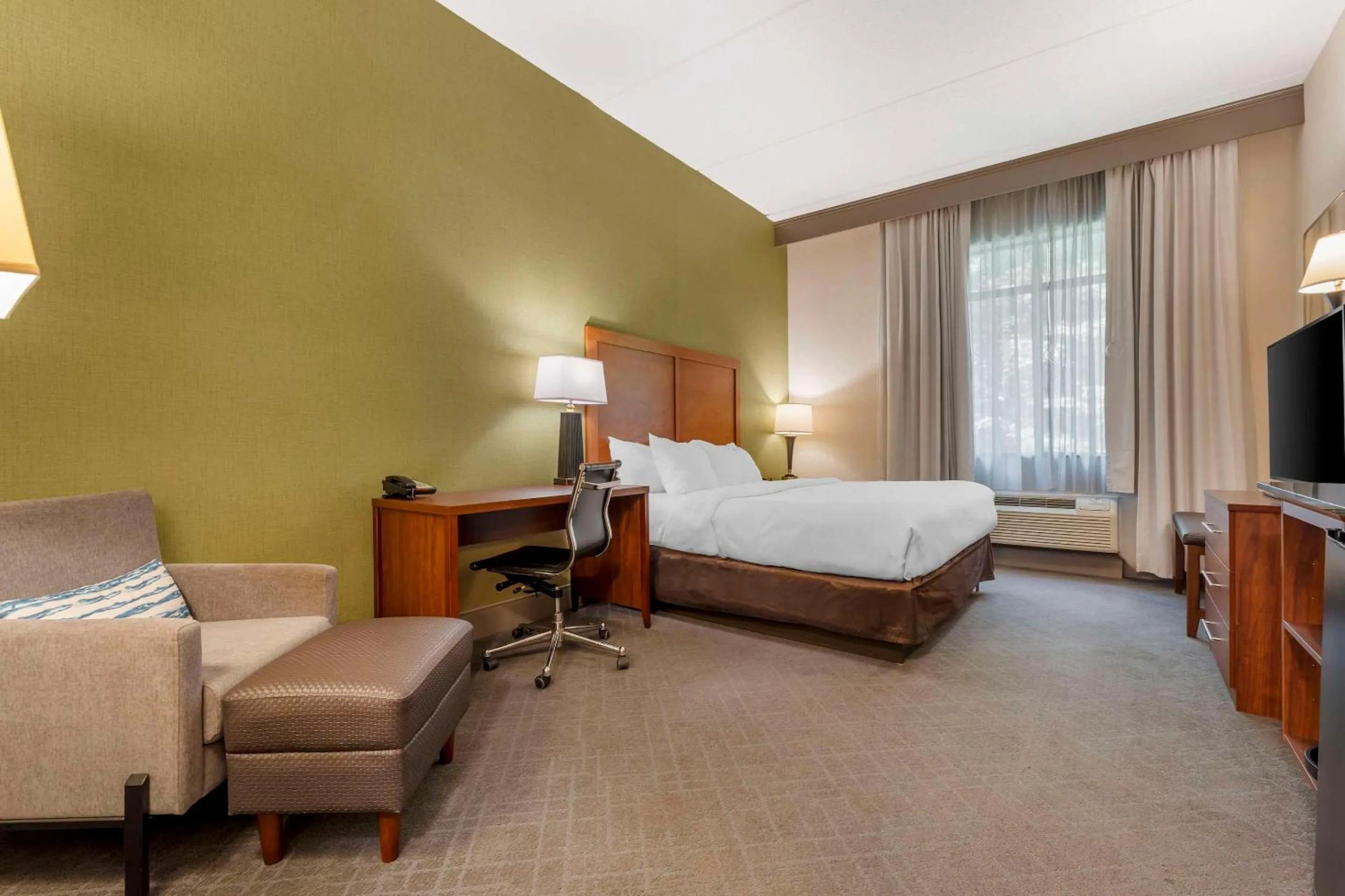 Bedroom, Bed in Comfort Inn & Suites LaVale - Cumberland