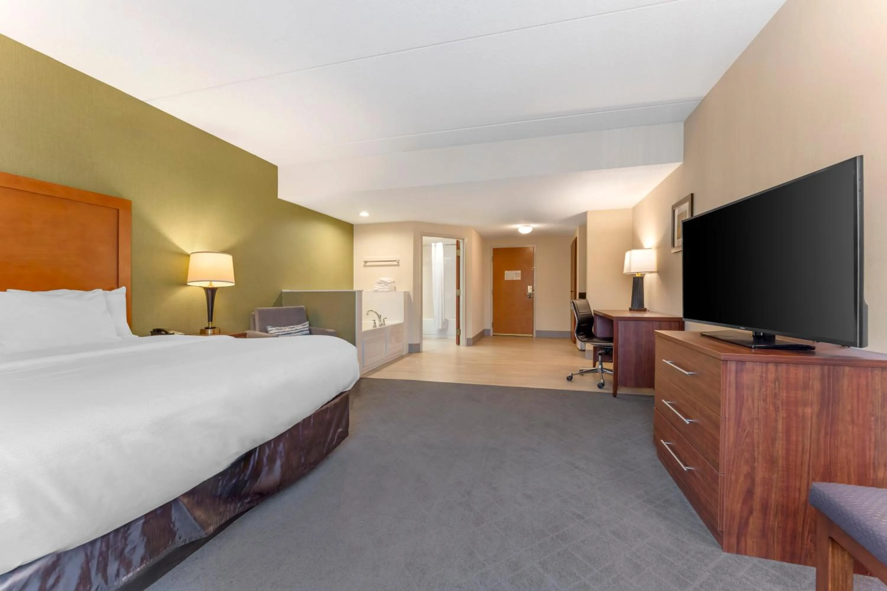 Bedroom, Bed in Comfort Inn & Suites LaVale - Cumberland