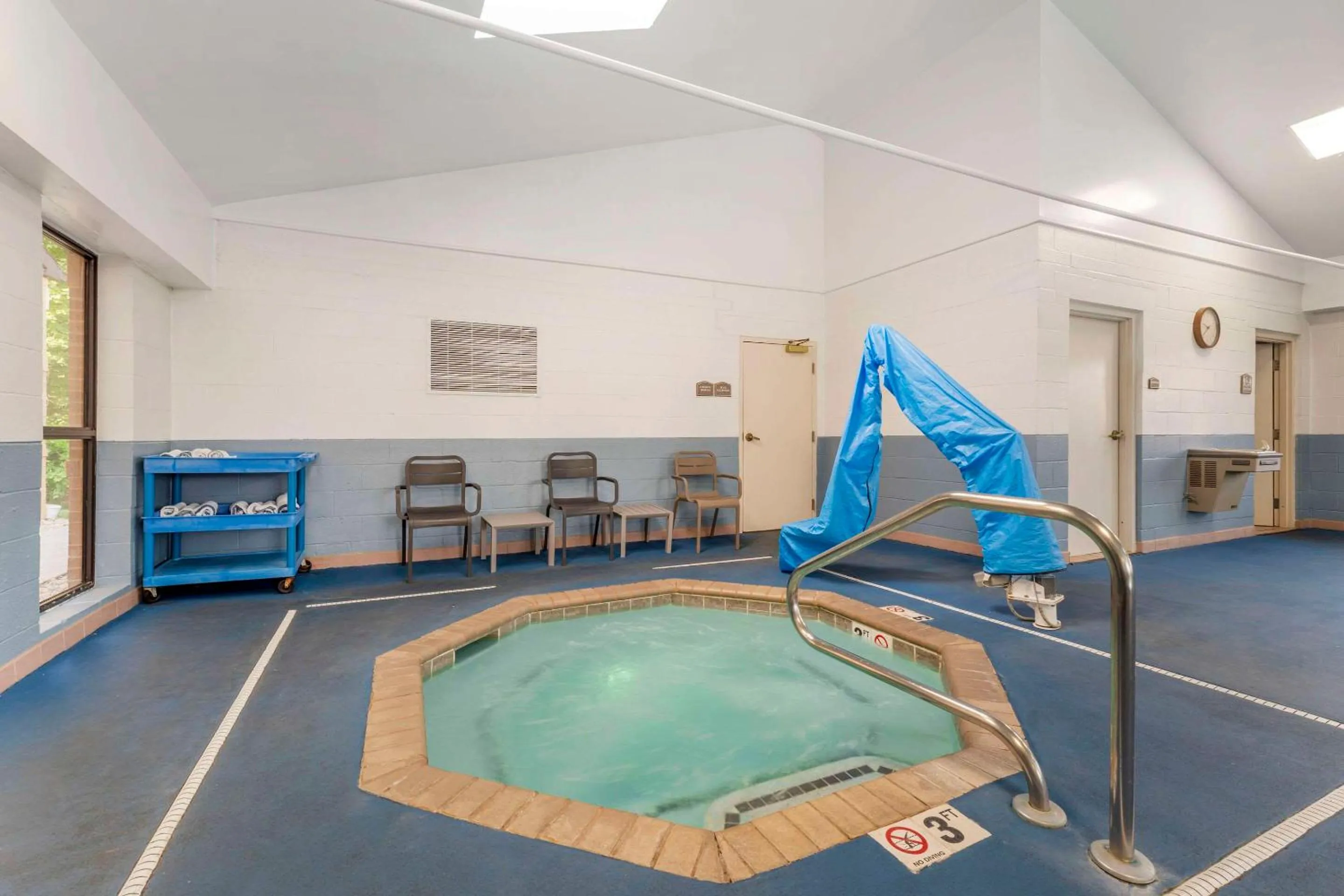 Swimming pool in Comfort Inn & Suites LaVale - Cumberland