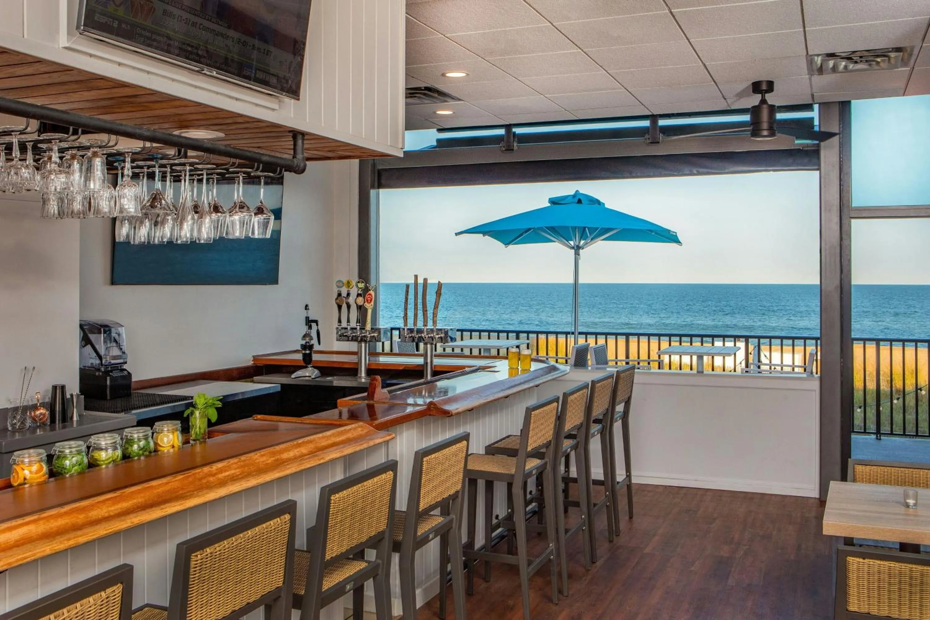 Restaurant/places to eat in Ashore Oceanfront Hotel