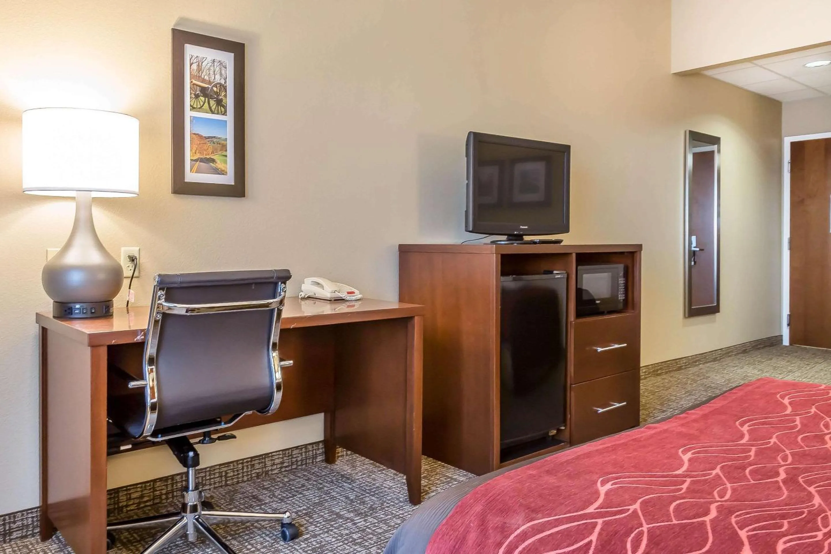 TV and multimedia, Bed in Comfort Inn Frederick - Ballenger Creek