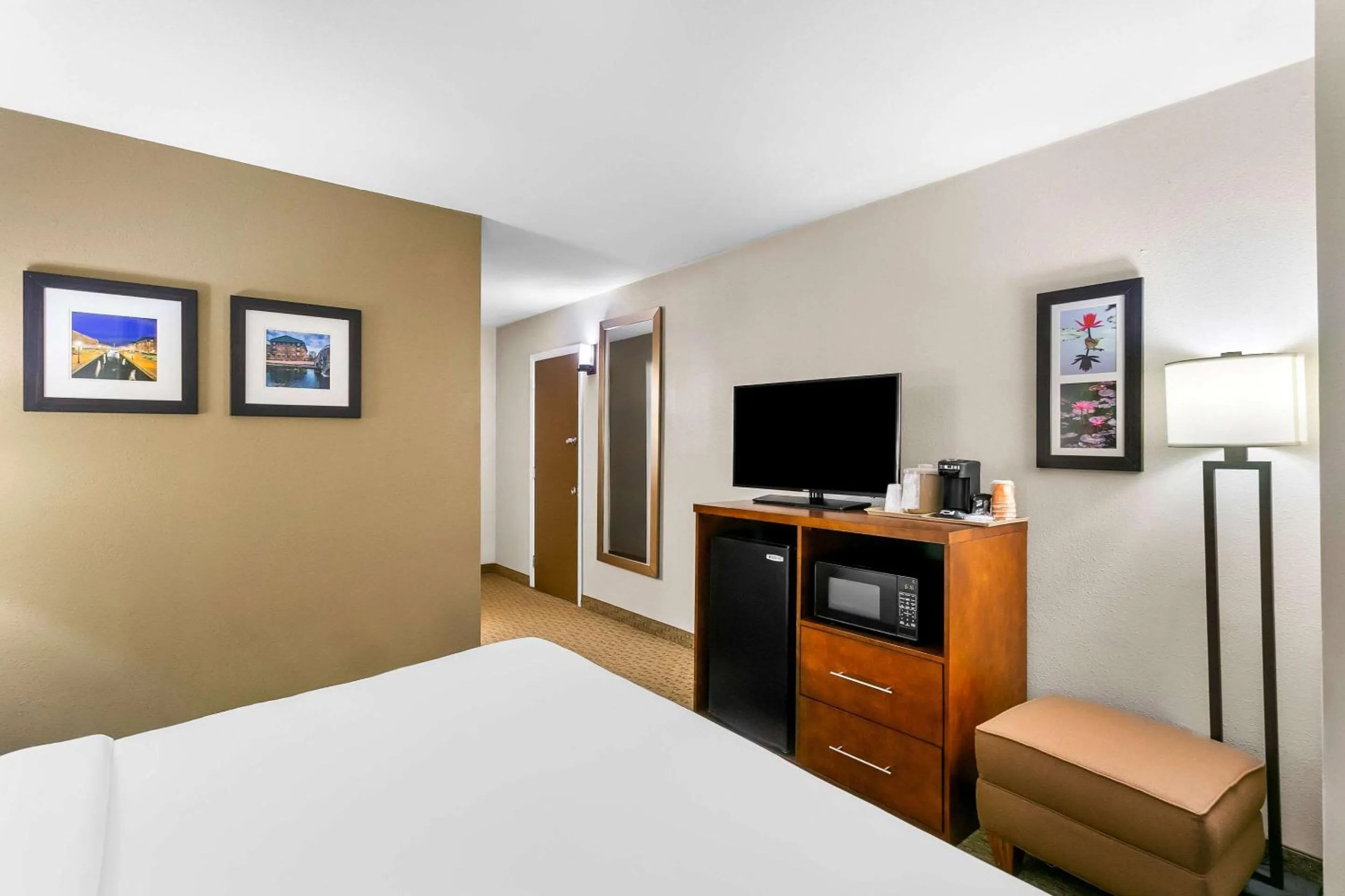 Bedroom, Bed in Comfort Inn Red Horse Frederick