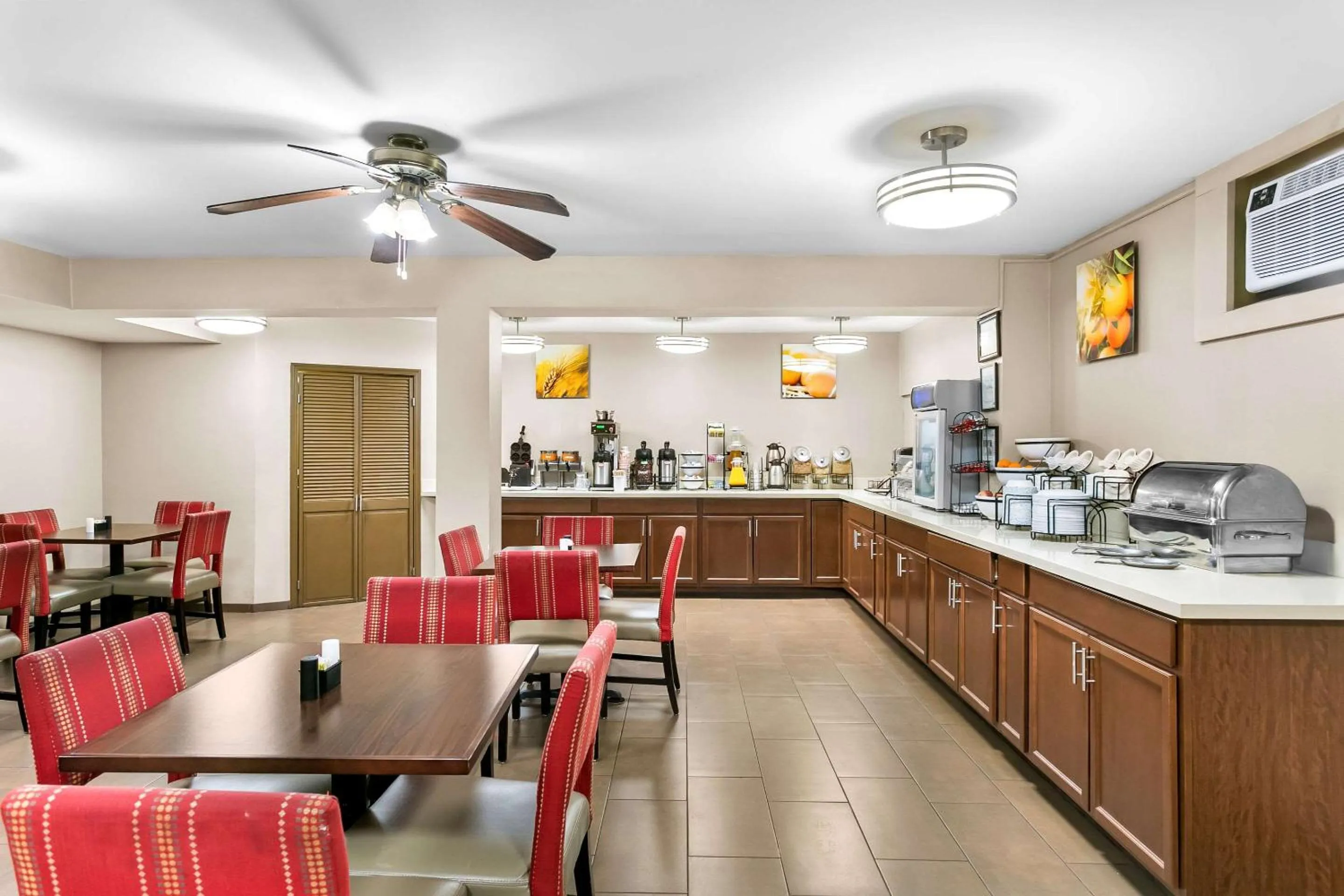 Breakfast in Comfort Inn Red Horse Frederick