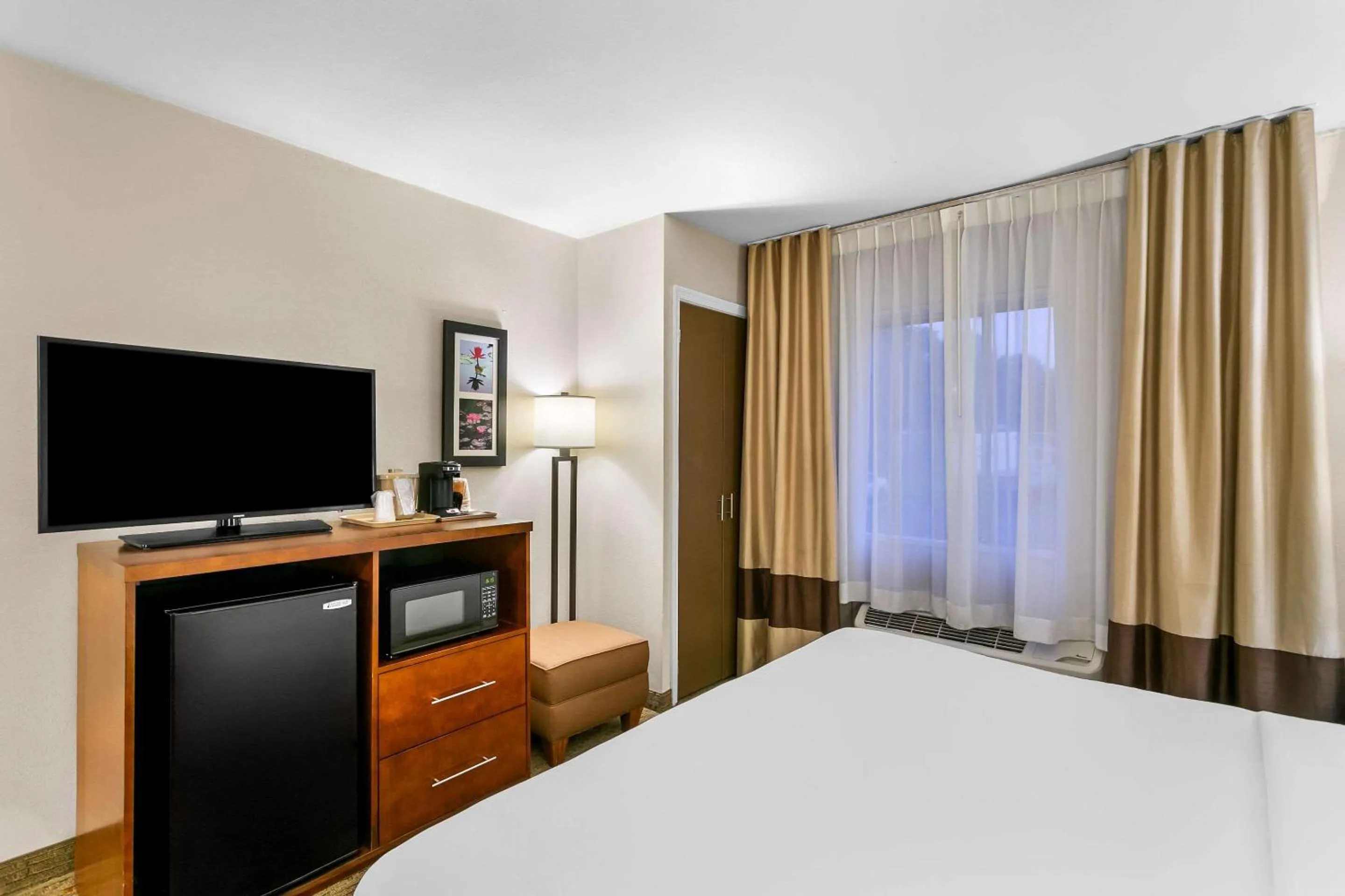 Bedroom, Bed in Comfort Inn Red Horse Frederick