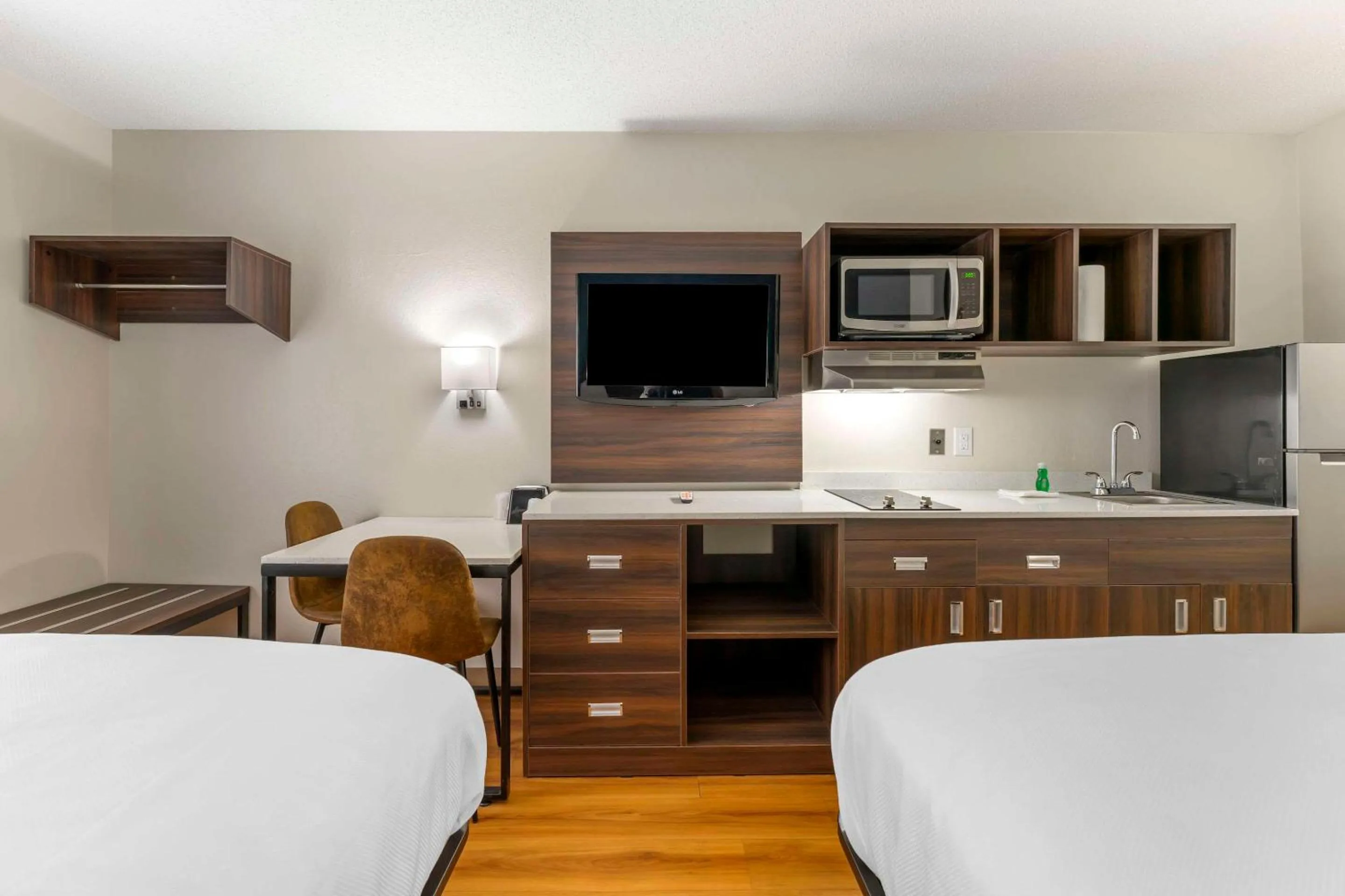 Bedroom, Bed in Suburban Studios LaVale - Cumberland