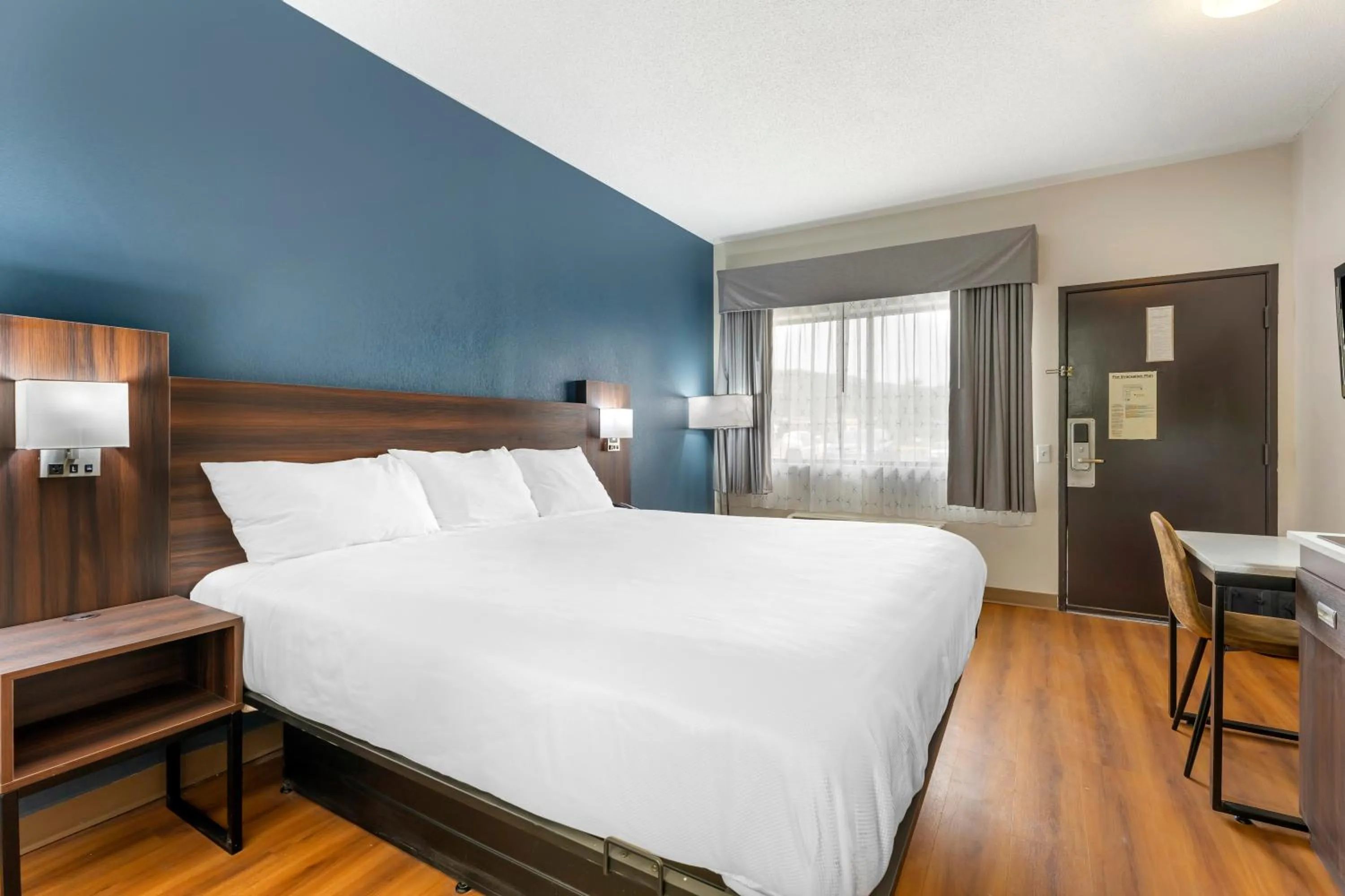 Photo of the whole room, Bed in Suburban Studios LaVale - Cumberland