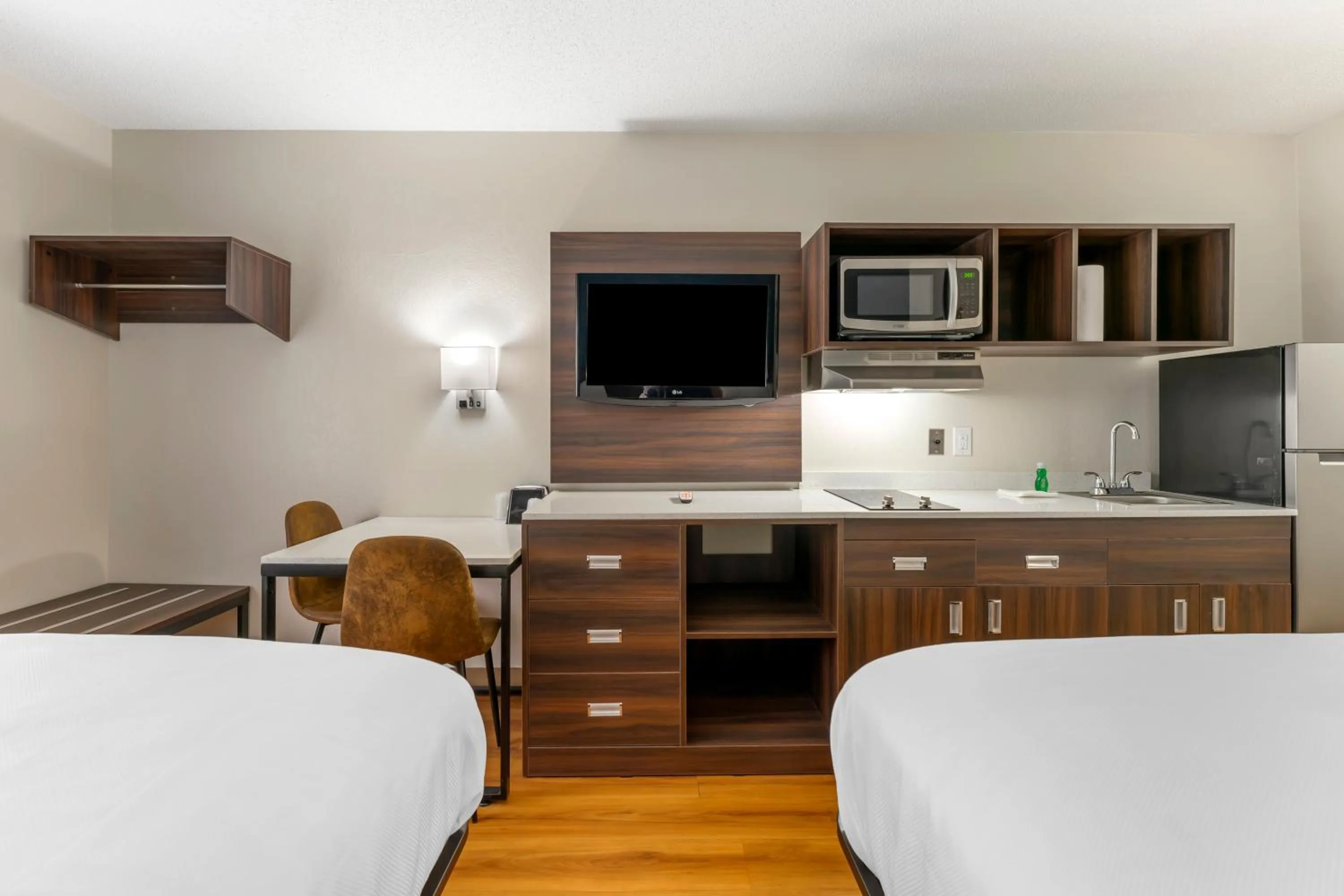 Kitchen or kitchenette, Bed in Suburban Studios LaVale - Cumberland