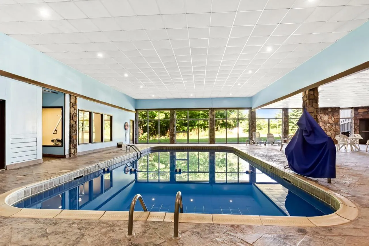 Swimming pool in Comfort Inn Grantsville-Deep Creek Lake