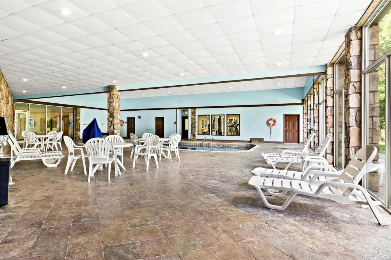 Swimming pool in Comfort Inn Grantsville-Deep Creek Lake