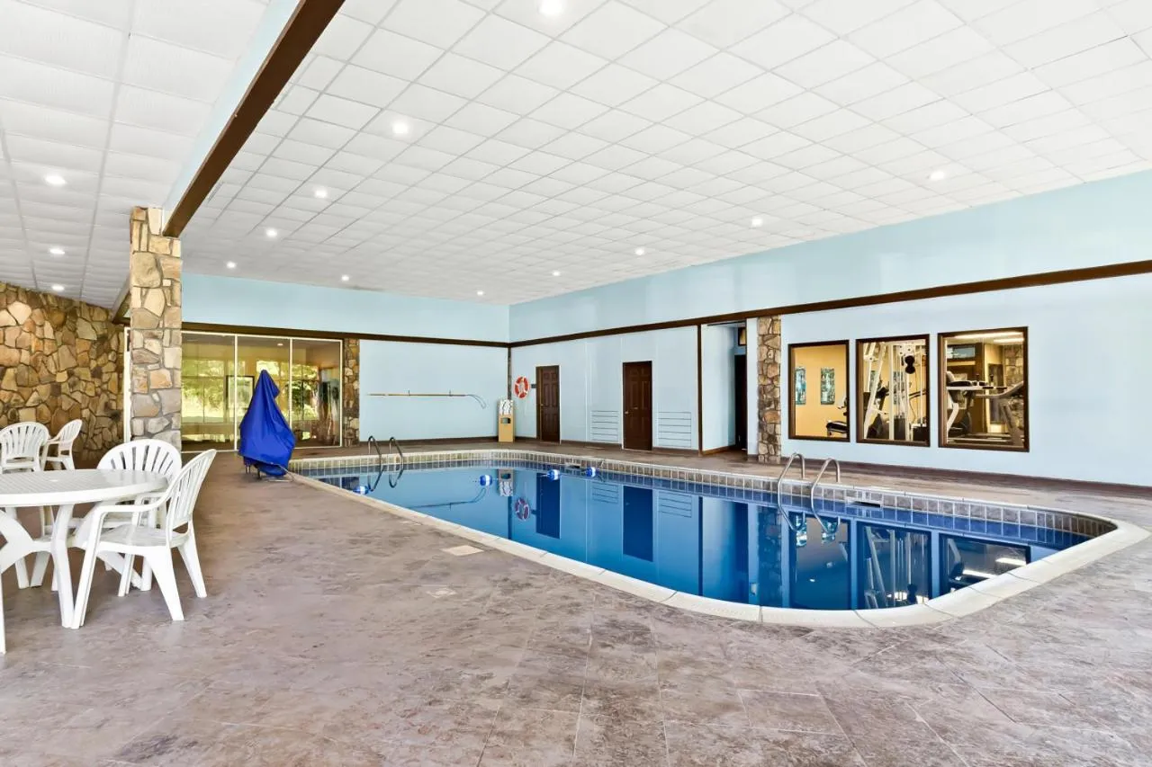 Swimming pool in Comfort Inn Grantsville-Deep Creek Lake