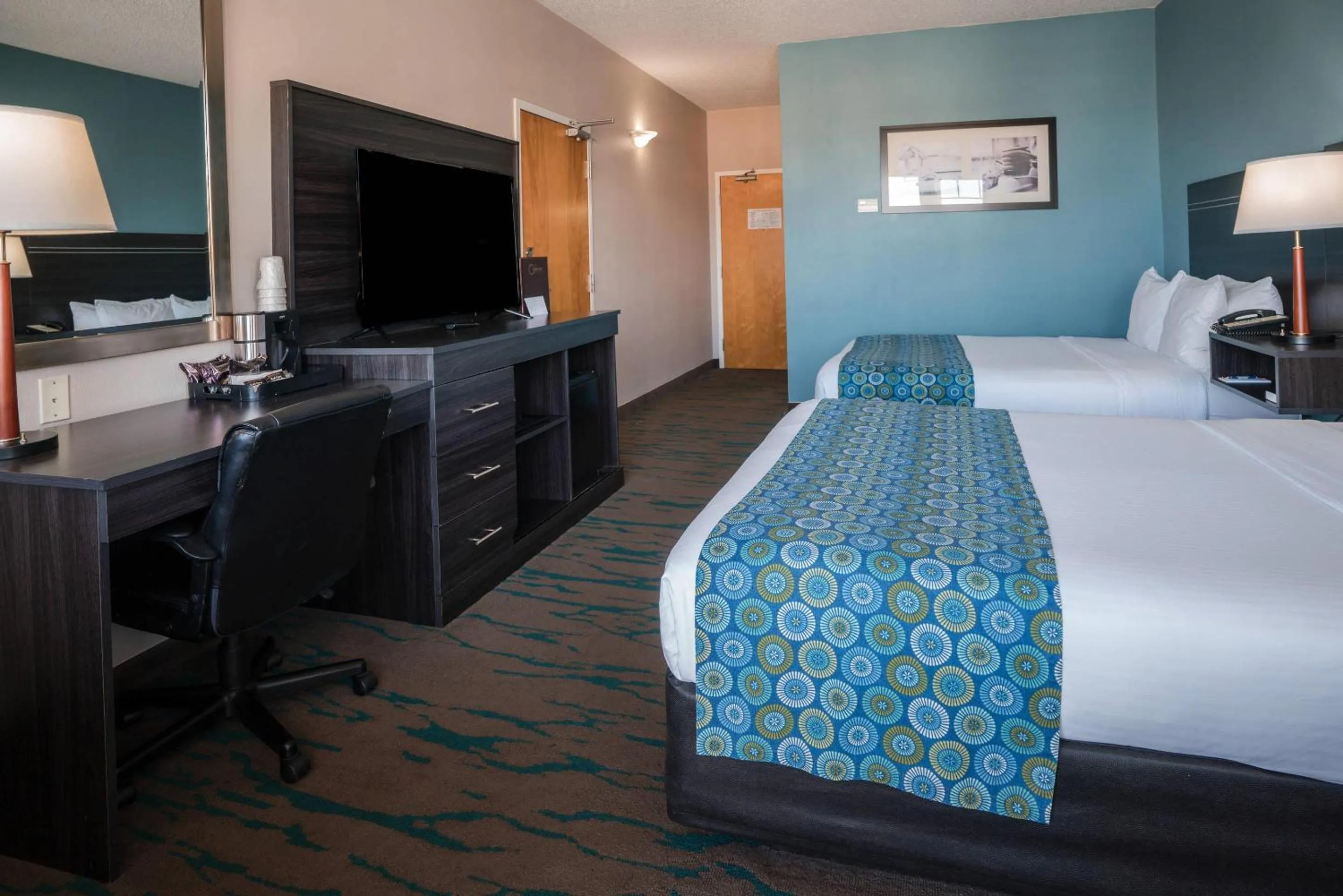 Bedroom, Bed in Gateway Hotel & Suites, an Ascend Collection Hotel
