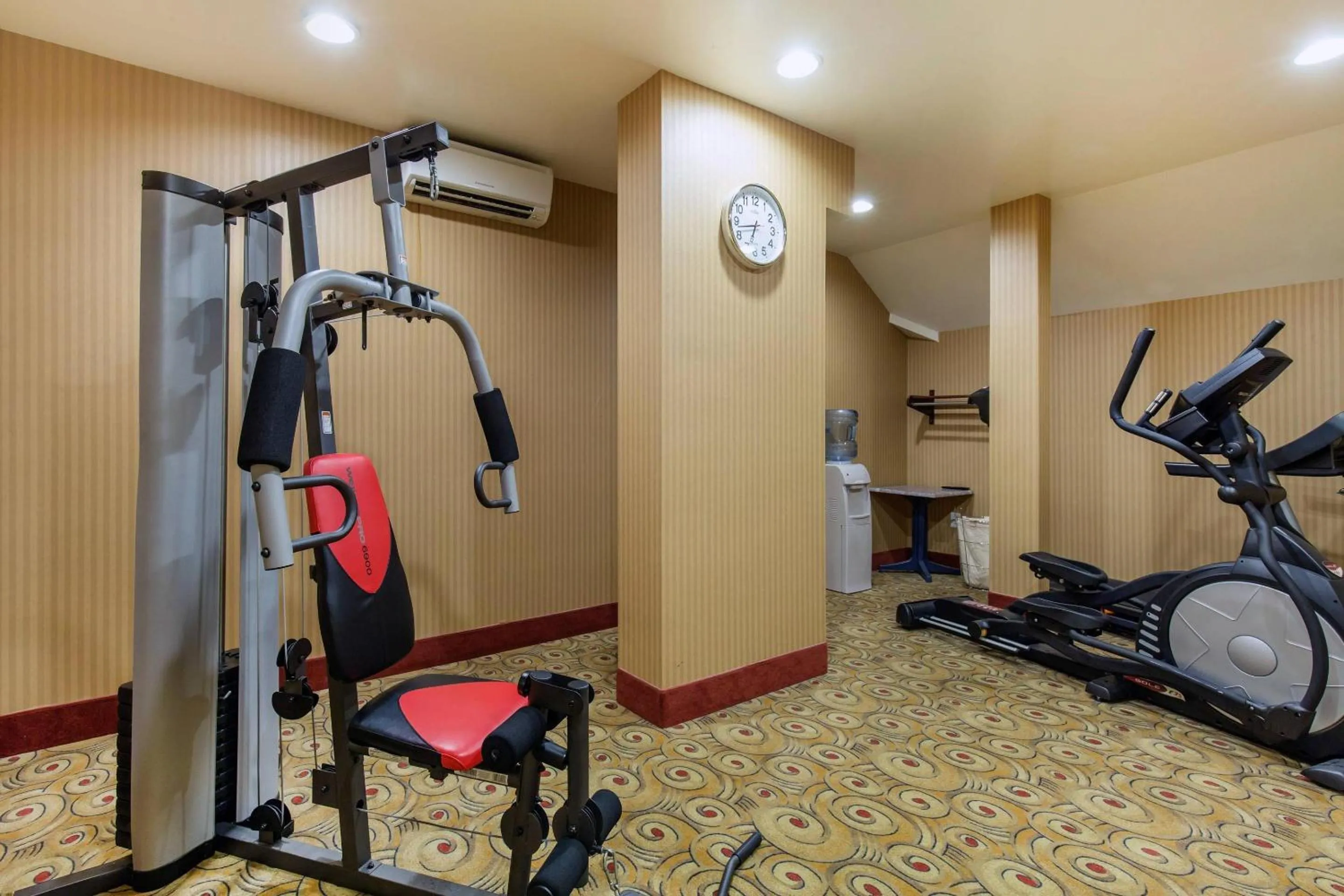 Fitness centre/facilities in Gateway Hotel & Suites, an Ascend Collection Hotel