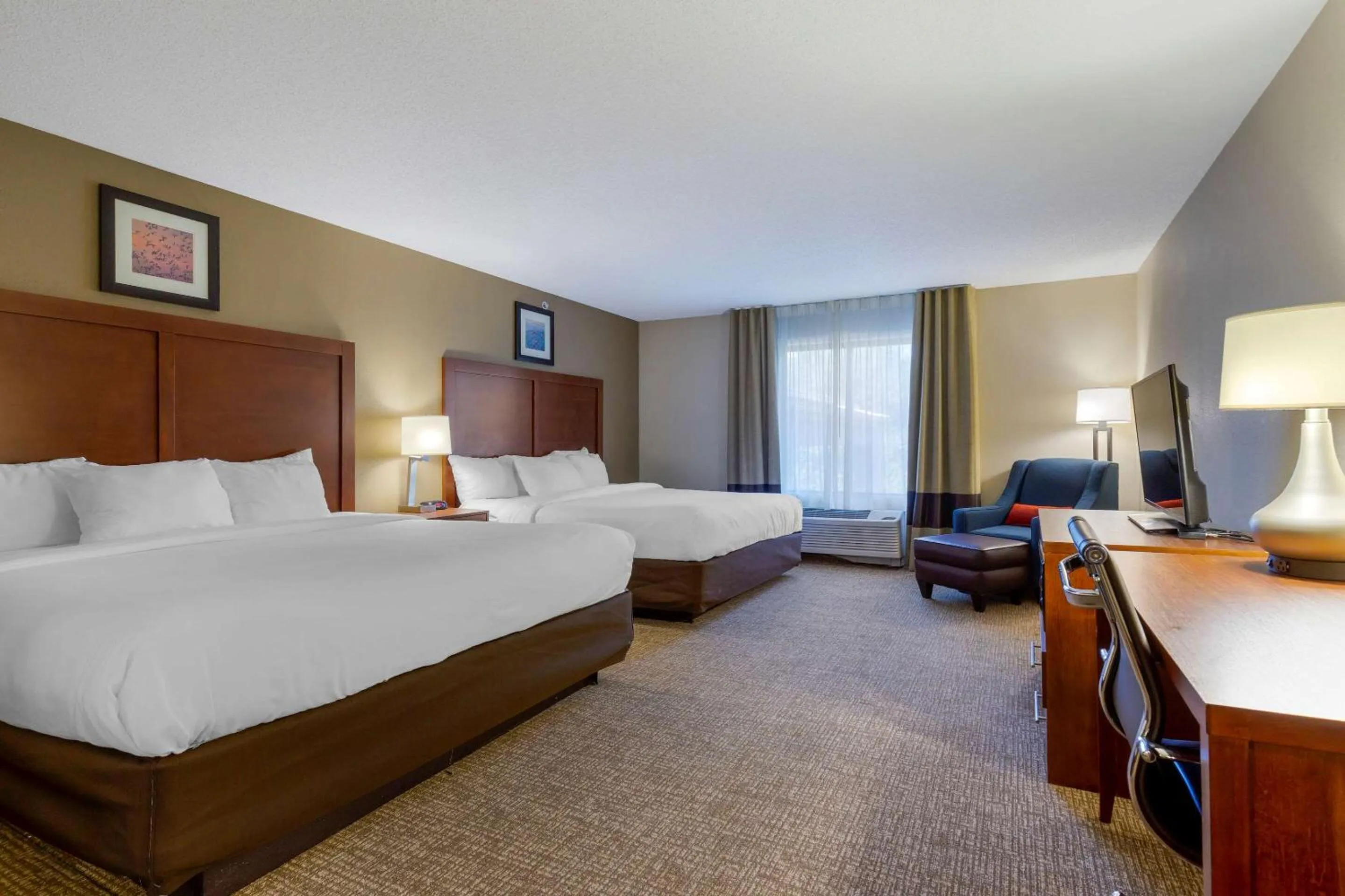 Photo of the whole room, Bed in Comfort Inn & Suites Cambridge