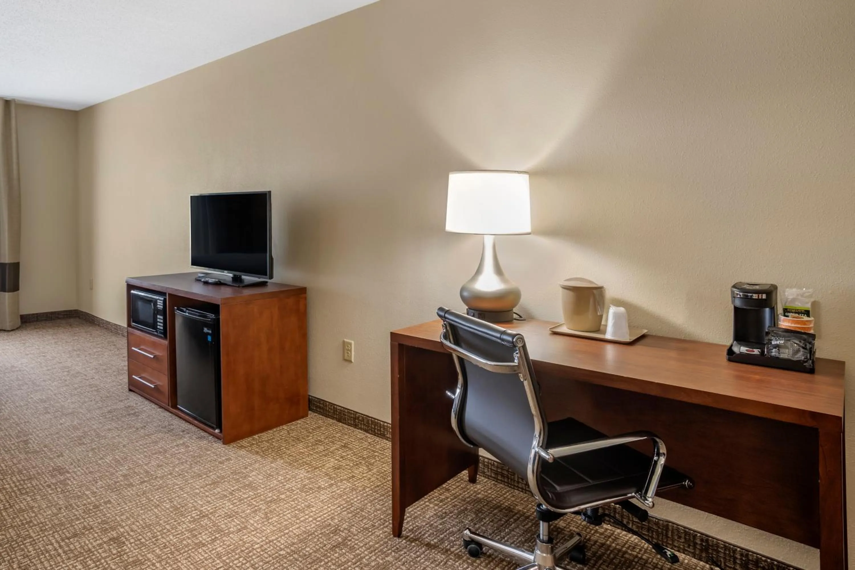 TV and multimedia in Comfort Inn & Suites Cambridge