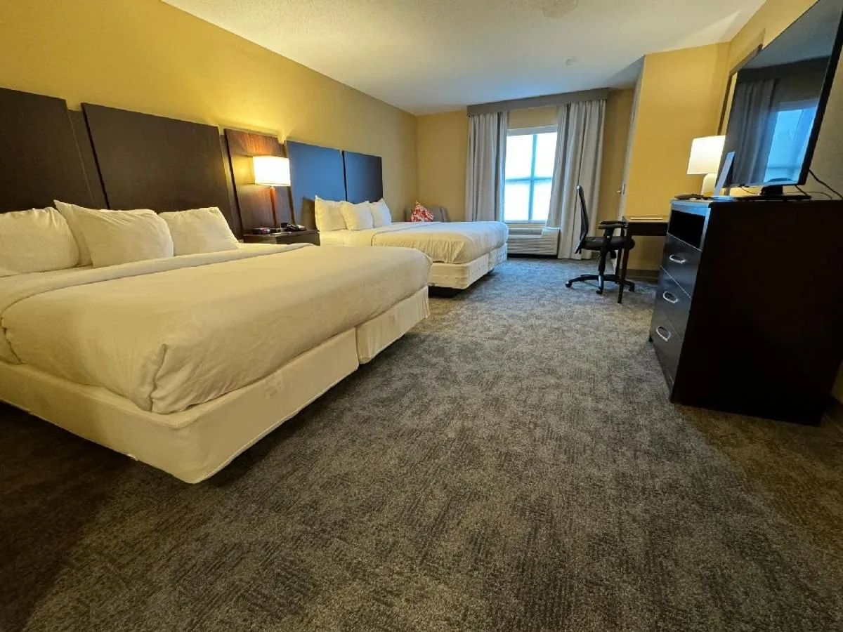 Photo of the whole room, Bed in Comfort Inn & Suites Lexington Park near Pax River