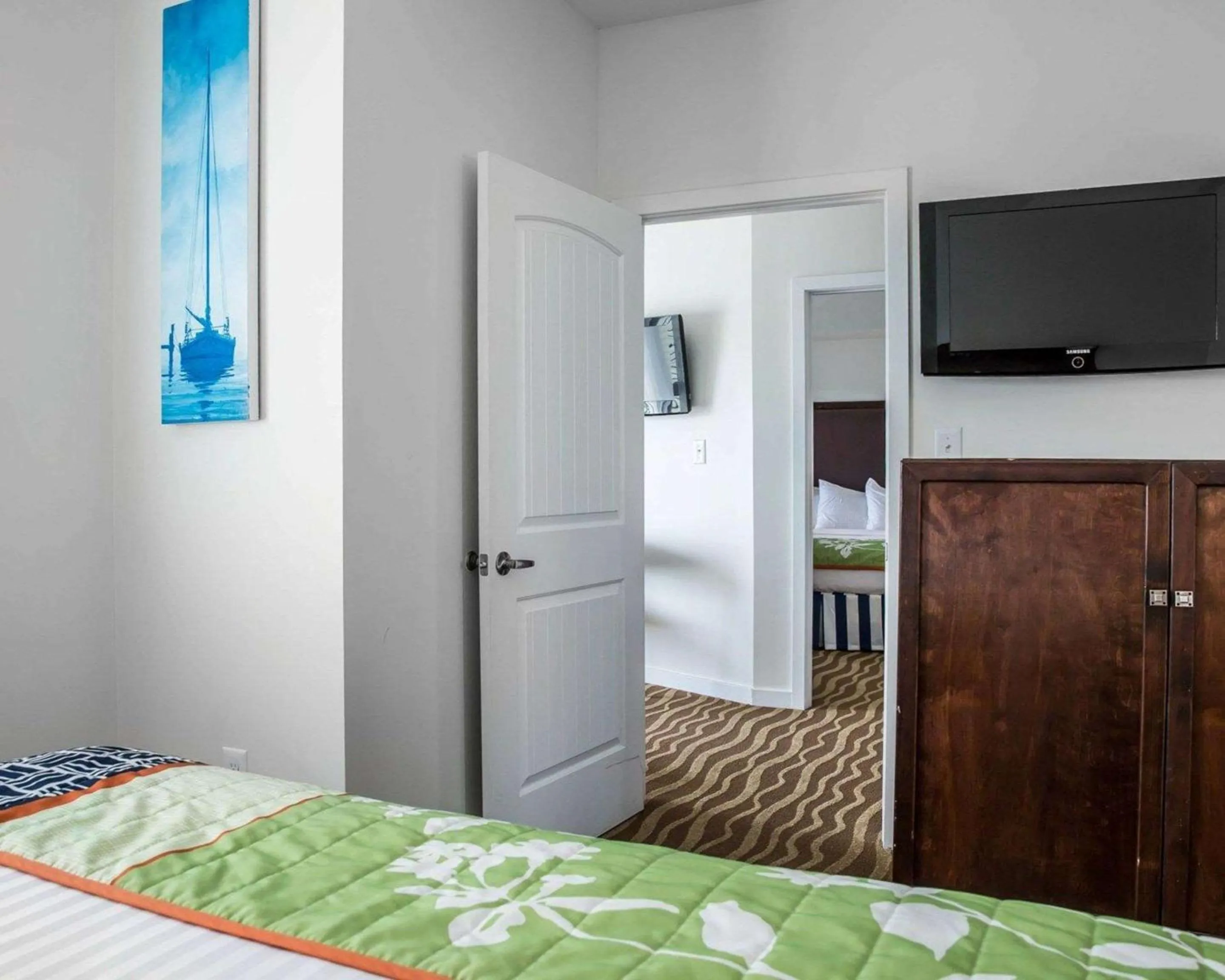 Bedroom, Bed in Island Inn & Suites, an Ascend Collection Hotel